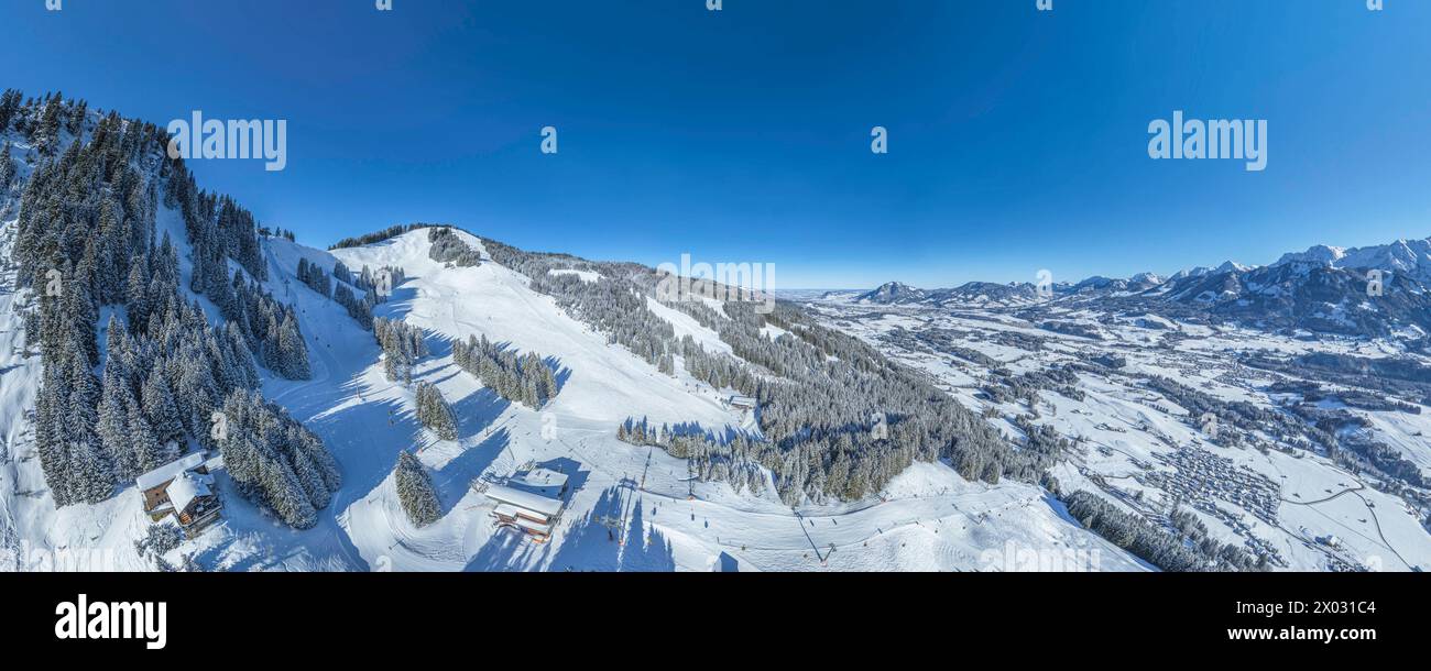 Herrliche Bedingungen für Wintersport im Skigebiet am Bolsterlanger Horn im Allgäu Ausblick auf das winterlich verschneite Oberallgäu rund um Bols Bol Stockfoto