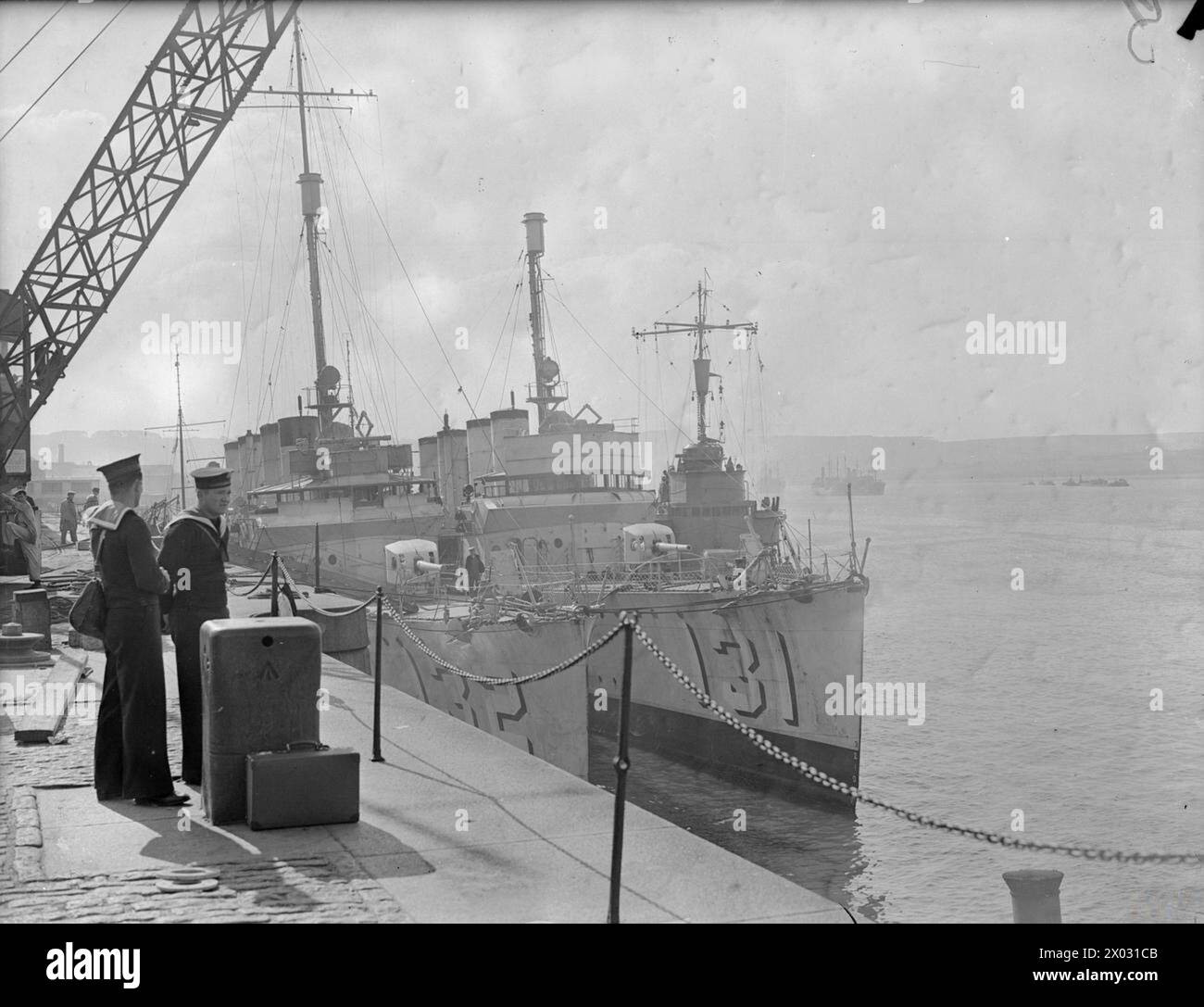 DIE ROYAL NAVY WÄHREND DES ZWEITEN WELTKRIEGS – zwei Zerstörer fotografiert kurz nachdem die Royal Navy sie im Rahmen des Lend Lease Scheme im September 1940 aus Amerika erworben hatte. HMS CASTLETON (links) und HMS CAMPBELTOWN liegen bei der Umrüstung nebeneinander. Die Schiffe wurden von britischen Besatzungen über den Atlantik gesegelt. Beachten Sie zwei polnische Seeleute mit ihrem Gepäck auf der linken Royal Navy, Royal Navy, HMS Campbeltown, Destroyer, (1919), Polnische Marine Stockfoto