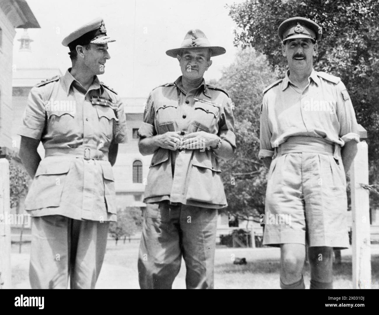 Lord Louis Mountbatten traf sich nach einer Konferenz in Burma mit General Sir Oliver Leese, Oberbefehlshaber der Alliierten Landstreitkräfte S.E.A., und General Sir William Slim, 14. Armeekommandant. Stockfoto