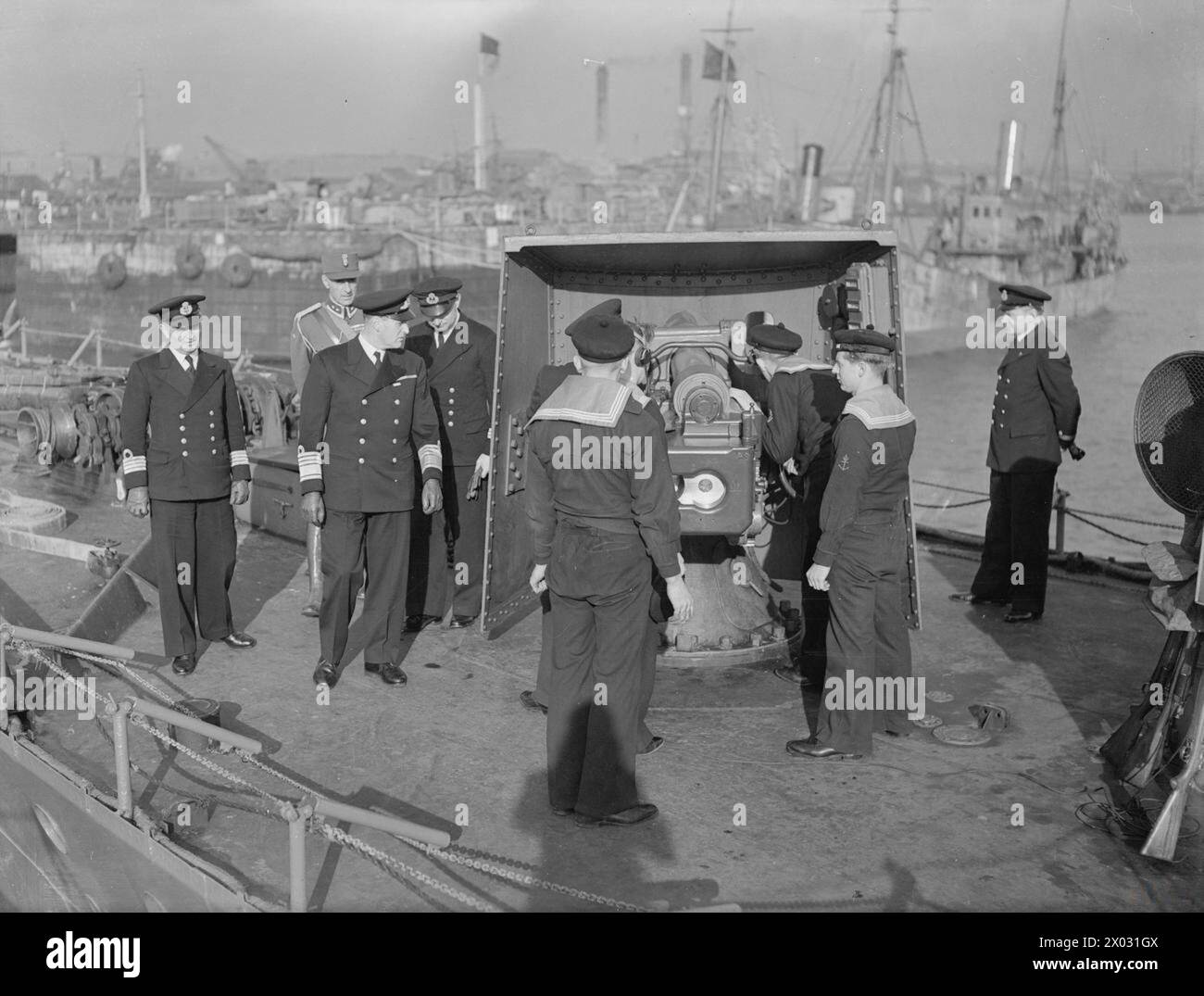 KRONPRINZ OLAV VON NORWEGEN BESUCHT DEN NORWEGISCHEN ZERSTÖRER HMNS SLEIPNER, DER MIT DER BRITISCHEN MARINE ZUSAMMENARBEITET. 1940. - Prinz Olav inspiziert die Schützenmannschaft während des Trainings Stockfoto