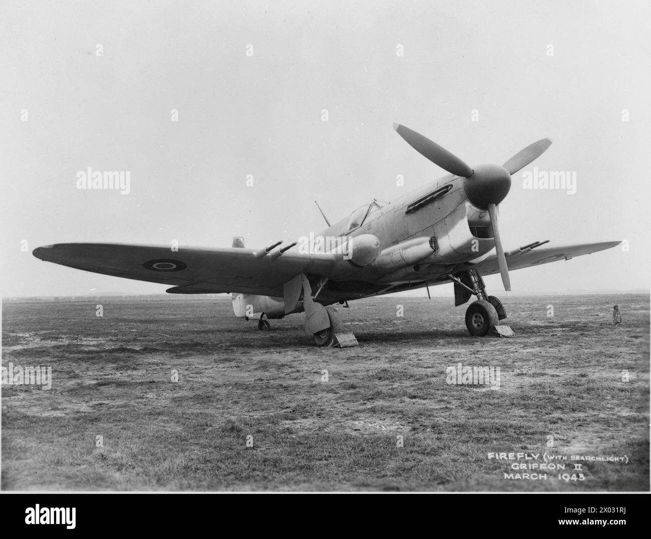 Während des Zweiten Weltkriegs ist ein Fleet Air Arm Fairey Firefly Mark II mit Rolls Royce Griffon 12 Motor und Flügelradar am Boden zu sehen. Stockfoto