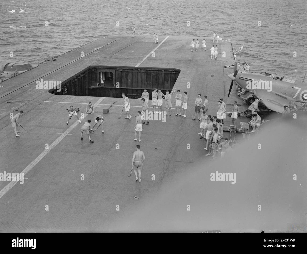 HMS UNBEZWINGBAR. 16. JULI 1942. - Ein Hockeyspiel auf dem Cockpit Stockfoto