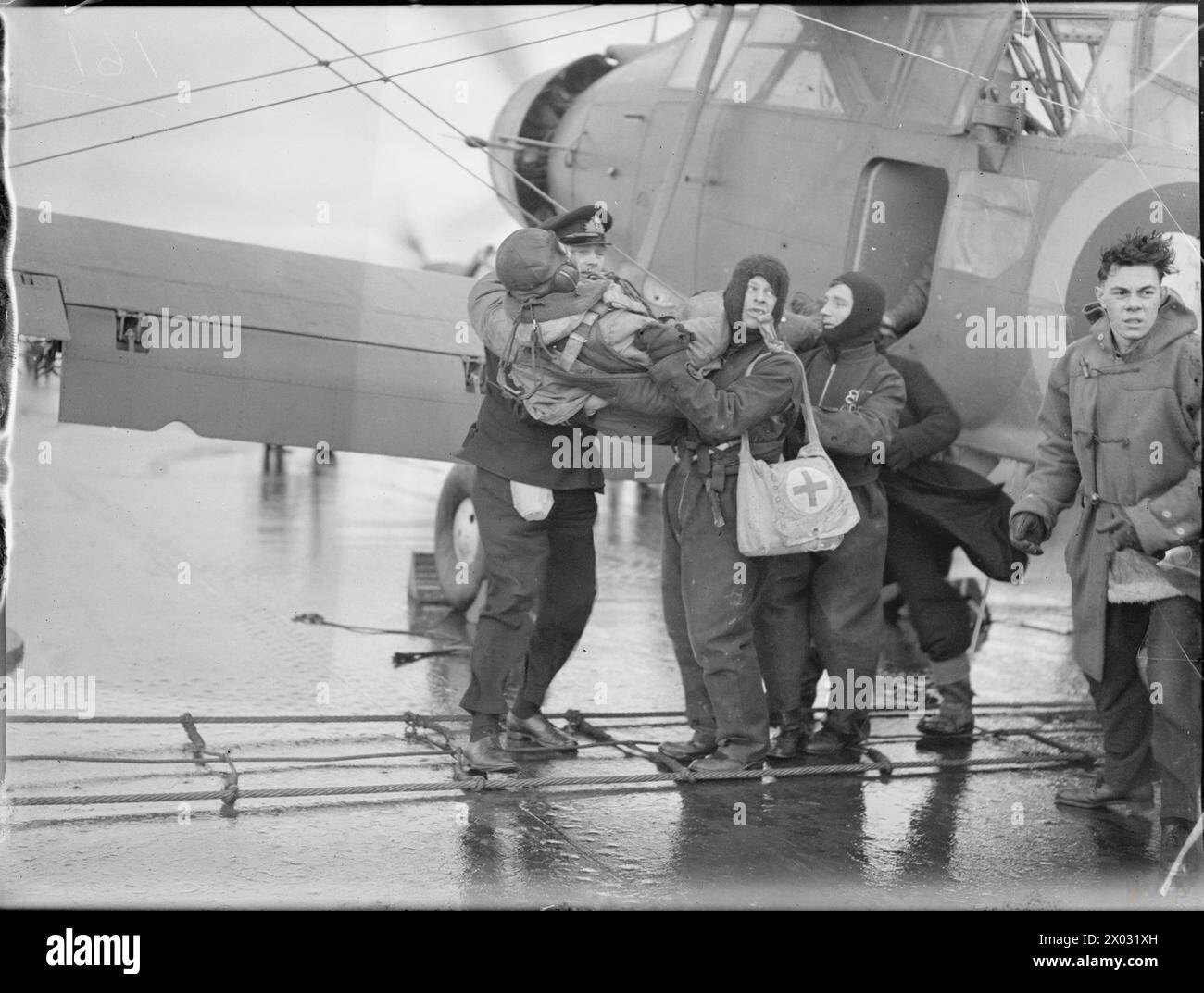 An Bord der HMS Victorious führte ein Fairey Albacore, der das deutsche Schlachtschiff Tirpitz beschattete, die Kampftruppe vor Norwegen. Der Angriff traf das Schlachtschiff nicht, zwei Flugzeuge wurden verloren und Sub Lieutenant G Dunworth wurde verletzt und vom Flugzeug getragen. Stockfoto