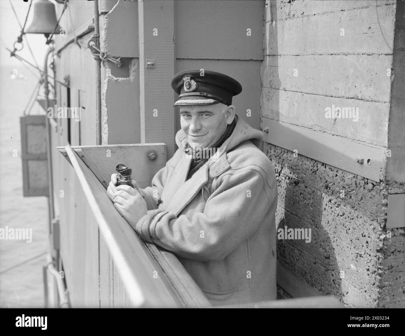 Im August 1942 wird der Kapitän des Handelsschiffes MV Empire Unity, Captain D Dallas, auf der Brücke gezeigt, während das Schiff im Konvoi fährt. Stockfoto