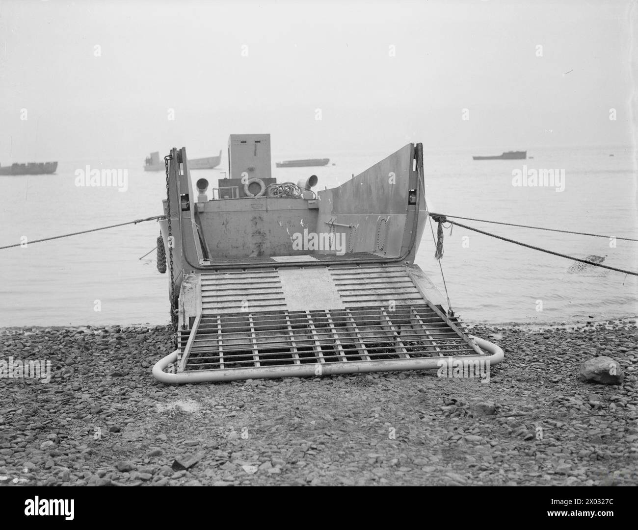 Im September 1942 wurde ein Landing Craft Mechanized (LCM 3) mit abgesenkter Rampe für amphibische Operationen oder Frachteinsätze an Bord gebracht. Stockfoto