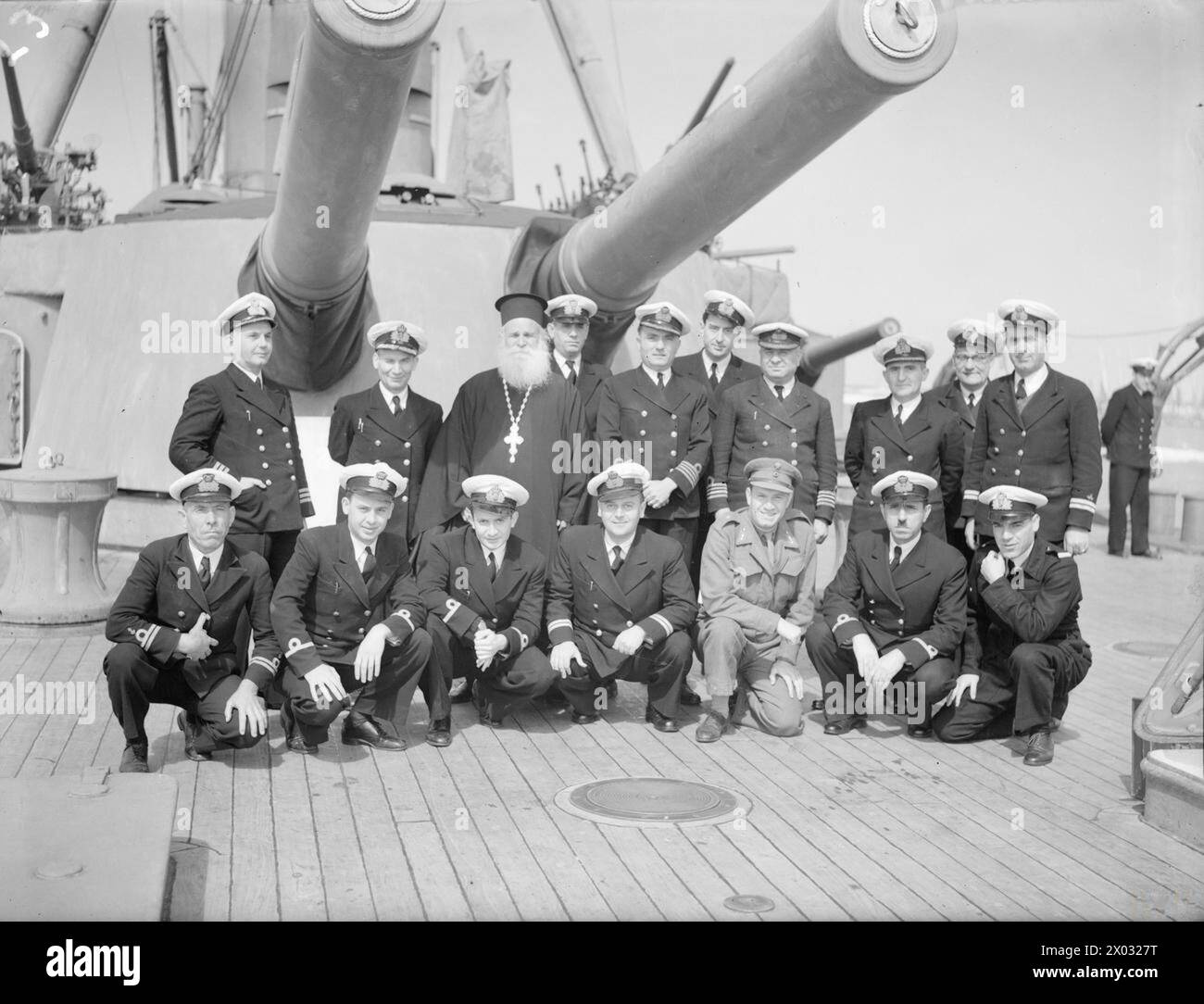Am 23. Februar 1943 flog Konteradmiral A Sakellariou, Oberbefehlshaber der Royal Hellenic Navy, seine Flagge an Bord des Kreuzers HHMS Giorgios Averoff in Port Said, begleitet von Offizieren und einem griechischen Priester. Stockfoto Am 23. Februar 1943 flog Konteradmiral A Sakellariou, Oberbefehlshaber der Royal Hellenic Navy, seine Flagge an Bord des Kreuzers HHMS Giorgios Averoff in Port Said, begleitet von Offizieren und einem griechischen Priester. Stockfoto