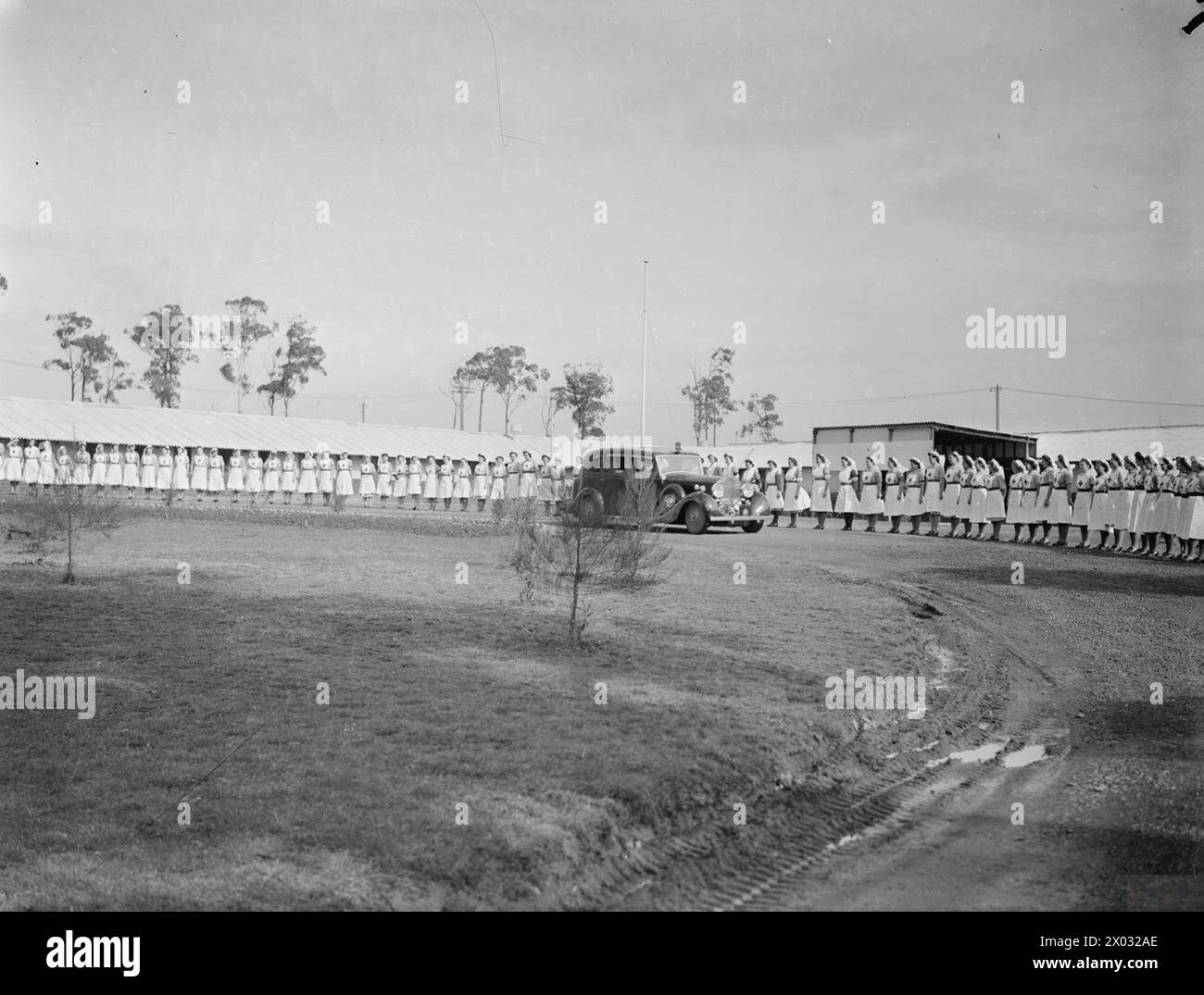 Am 17. Juli 1945 besuchte die Duchess of Gloucester das Royal Naval Hospital in Herne Bay in Sydney, Australien, wobei VADs die Route ihres königlichen Autos säumten. Stockfoto