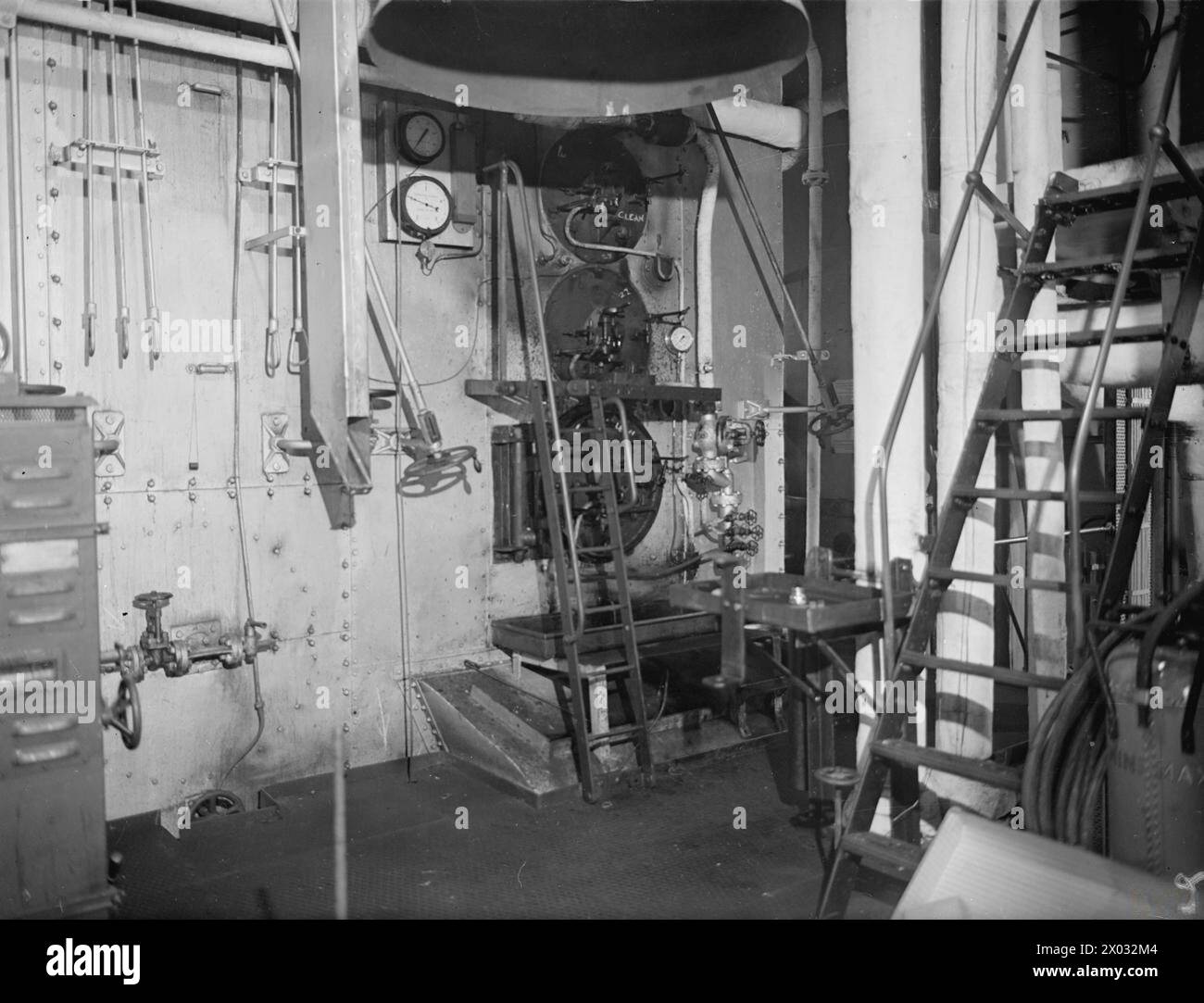 Der Maschinenraum des schnellen Frachtschiffs SS Empire Chieftain am 11. November 1943 in Birkenhead, der die Front des Steuerbordkessels zeigt. Stockfoto