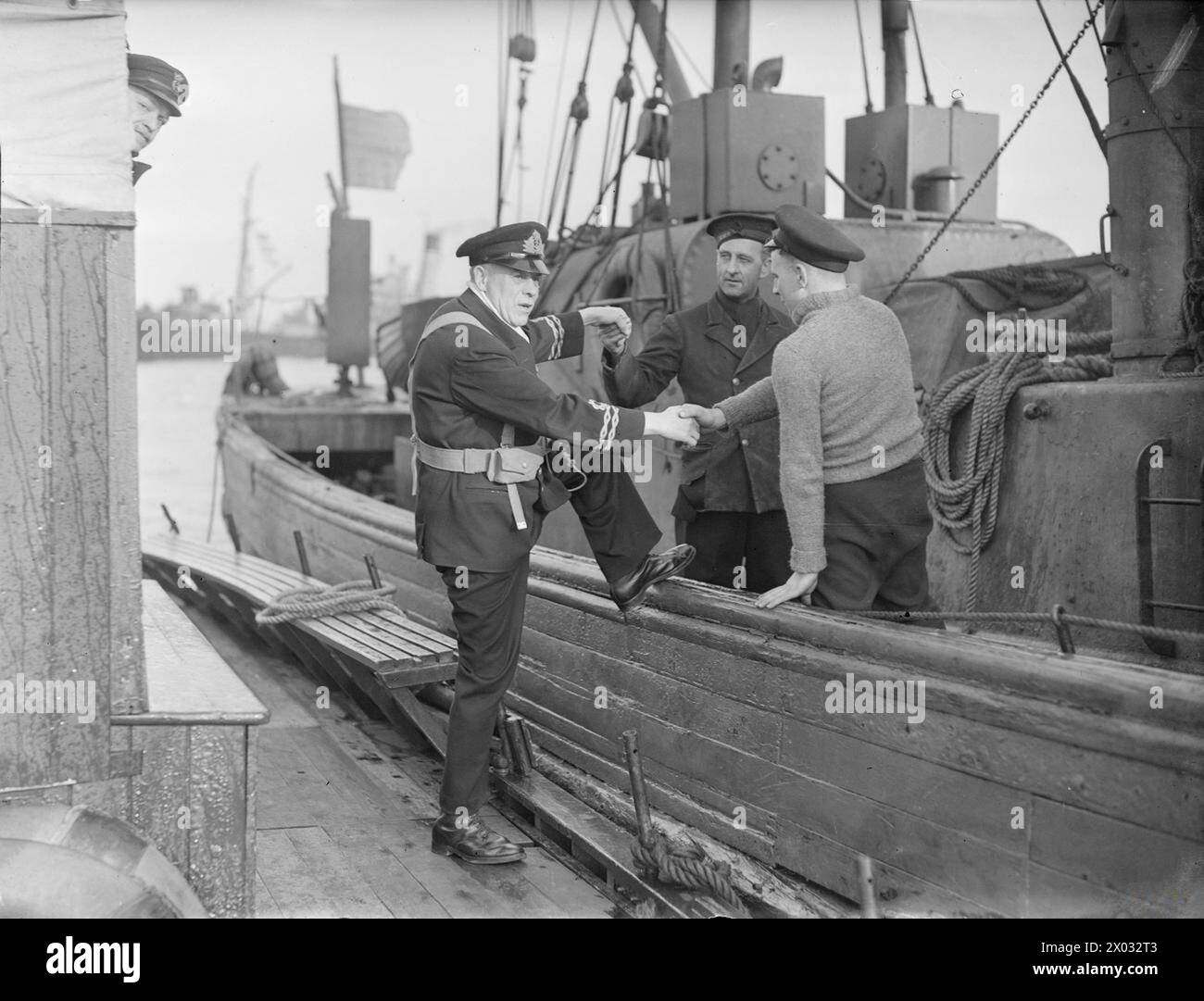 Lieutenant Ben Bowick, 72 Jahre alt, diente am 14. Februar 1943 als Untersuchungs- und Boarding-Offizier in Harwich und übte Aufgaben als seetauglicher Offizier der Royal Naval Reserve aus. Stockfoto