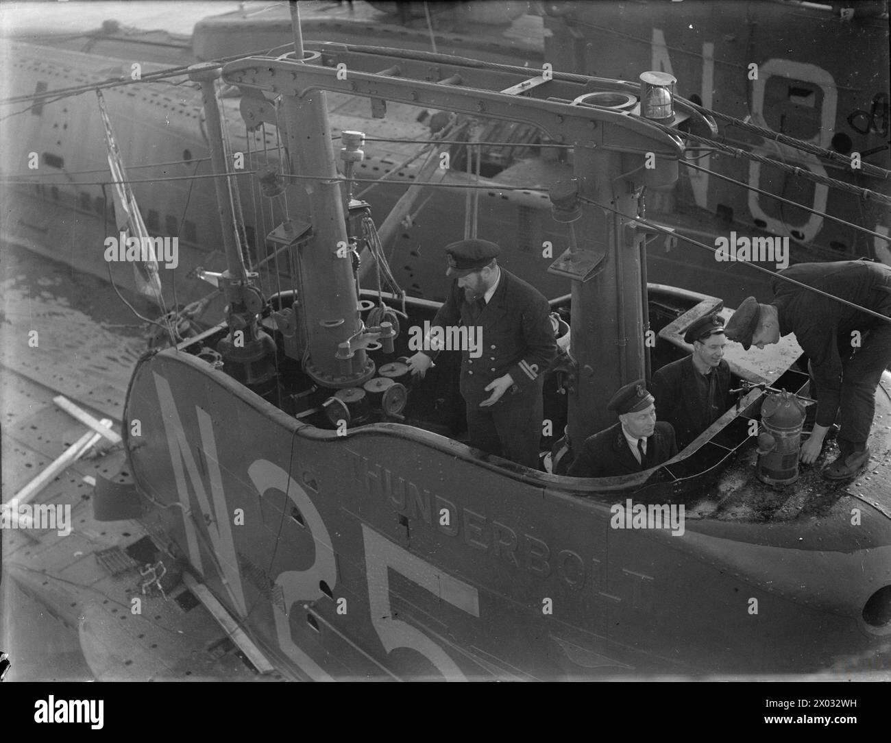 DAS U-BOOT THUNDERBOLT, EHEMALS HMS THETIS, KEHRTE NACH EINER PATROUILLE NACH HARBOUR ZURÜCK. 1940. - Lieut J Stevens, der erste Lieutenant auf der Brücke Stockfoto