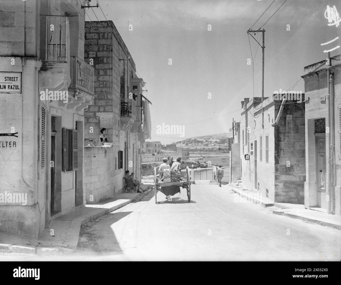 Am 17. August 1942 wurde das tägliche Leben in Malta aufgenommen, das die Hauptstraße der St. Paul’s Bay auf der George Cross Island während des Krieges zeigt. Stockfoto