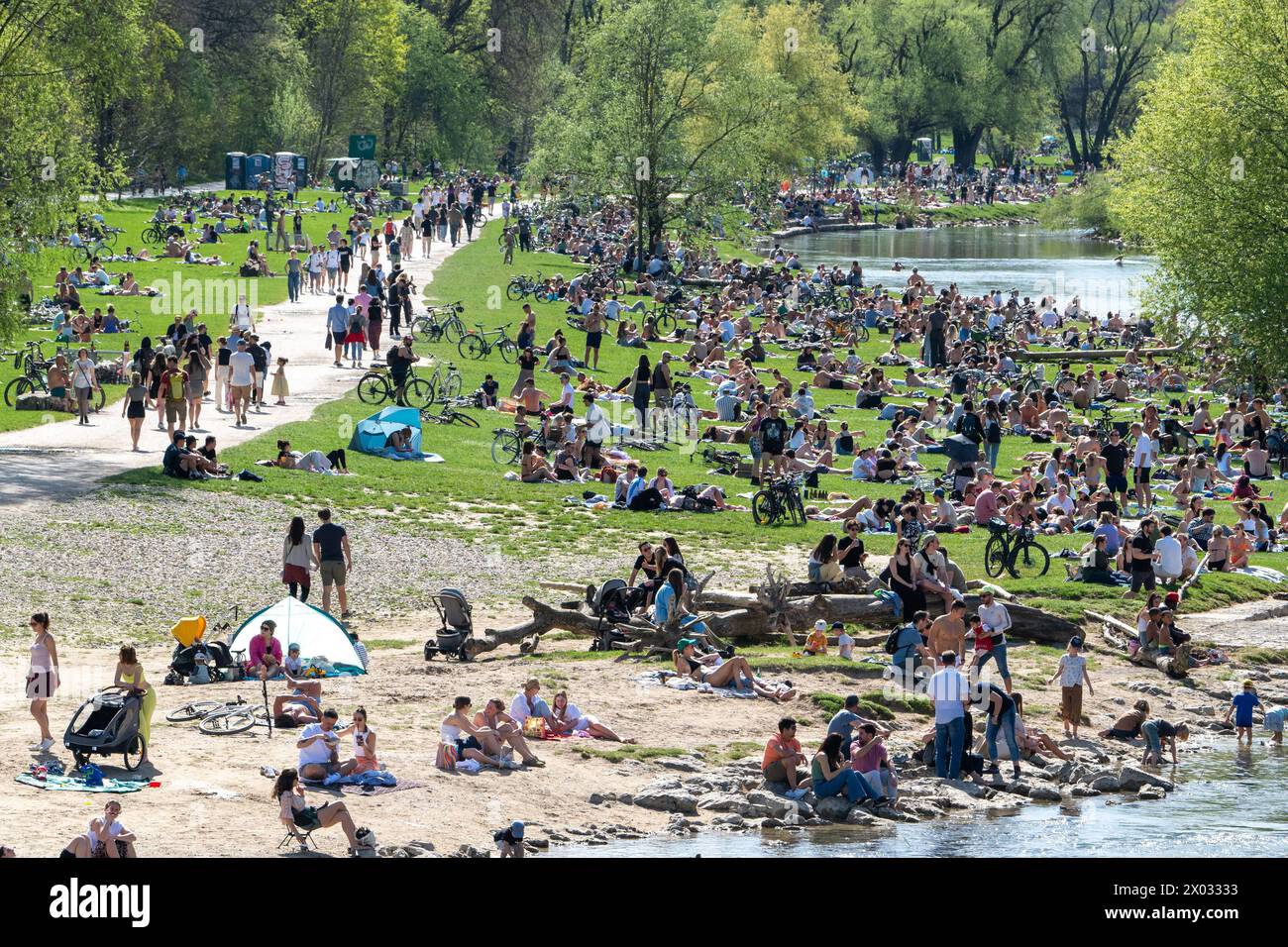 Isar in München Badende Sommerfrischler am Isarstrand an der Reichenbachbrücke in München an einem außergewöhnlich warmen 6. April, an dem die Temperaturen in der Stadt 26Â C übersteigen. München Bayern Deutschland *** Isar in München Sommerbadende am Isarstrand an der Reichenbachbrücke in München an einem ungewöhnlich warmen 6. April, als die Temperaturen in der Stadt 26 C überstiegen München Bayern Deutschland Copyright: Argumx/xThomasxEinberger Stockfoto