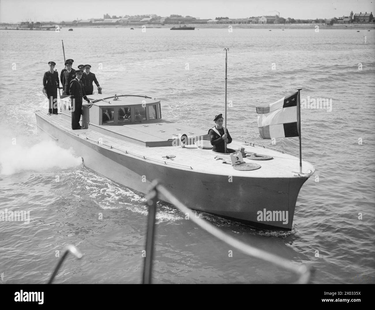 KOSTENLOSES FRANZÖSISCH C IN C BESUCHT KOSTENLOSE FRANZÖSISCHE SCHIFFE. 2. JUNI 1942, PORTSMOUTH. ADMIRAL P H ABOYNEAU, C IN C FREIE FRANZÖSISCHE MARINESTREITKRÄFTE WÄHREND EINES BESUCHS EINIGER SCHIFFE DER FREIEN FRANZÖSISCHEN MARINE. - Admiral Aboyneaus Schiff AMIENS Stockfoto