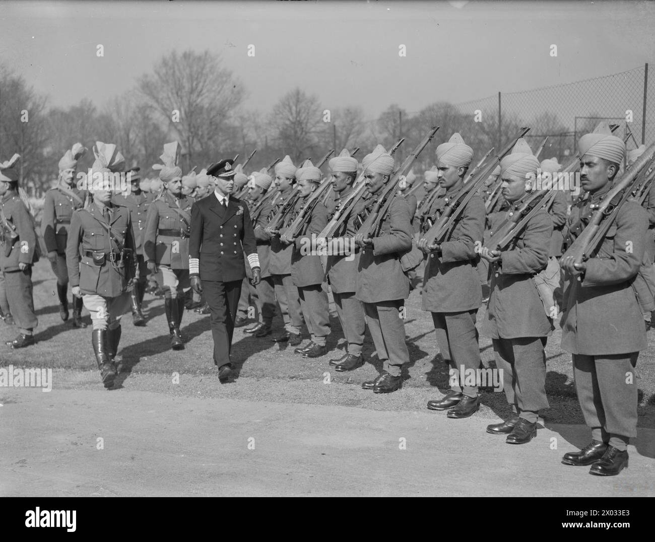 Am 20. März 1941 besuchten ihre Majesties der König und die Königin das Western Approaches Command in Plymouth, wobei der König ein Indianerkontingent im Admiralty House inspizierte. Stockfoto