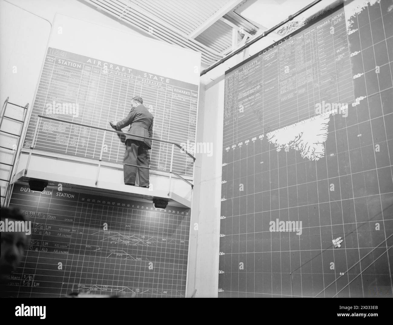 Das Personal der Royal Navy, der Royal Naval Reserve, der Royal Naval Volunteer Reserve und der WRNS arbeitet in unterirdischen Stahl- und Betonkommandos in Derby House, Liverpool, um Operationen für die Atlantikschlacht im Juli 1941 zu koordinieren. Stockfoto