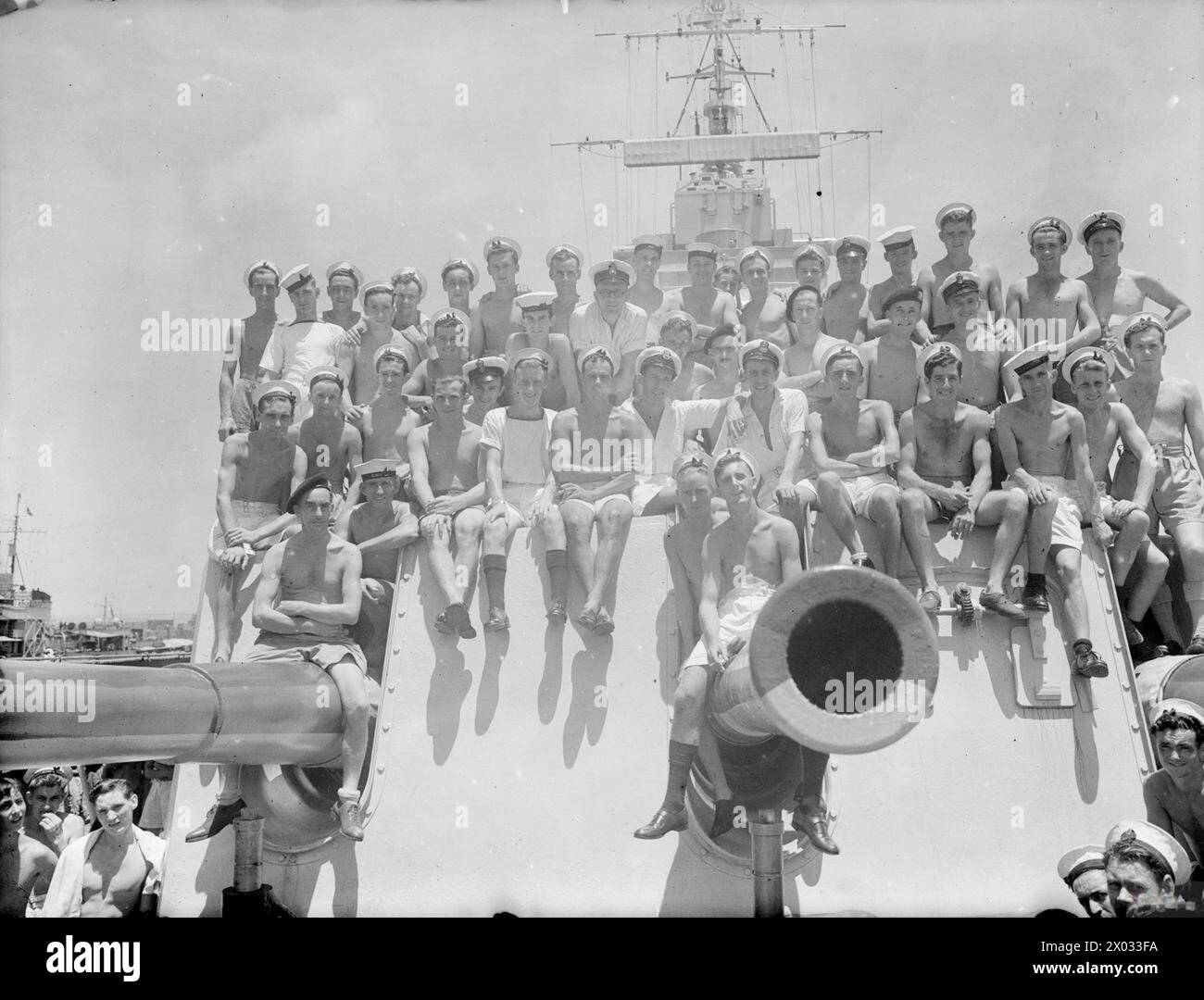 MÄNNER DER HMS CEYLON. 30. SEPTEMBER 1945, COLOMBO, AN BORD DER HMS CEYLON, AM TAG BEVOR SIE AM ENDE IHRES DIENSTES MIT DER BRITISCH-OSTINDISCHEN FLOTTE NACH HAUSE SEGELTE. DIE MÄNNER SIND NACH GEBIETEN GRUPPIERT. - Lancashire Zinsen. Umfasst: C/ERA J Langhorn, Barrow; Marine M O'Brien, Liverpool; Able Seaman R Darling, Manchester; Able Seaman J Royle, Manchester; Able Seaman S Gresty, Manchester; Able Seaman J Knowles, Atherton; Able Seaman T Carter, Larrington; CPO C Rushton, Farnworth; ERA J Cunliffe, Wigan; SBA A Cook, Farnworth; CPO A Derbyshire, Darwen; Stoker F Fleming, Liverpool; Stoker J Griffiths, Stockfoto