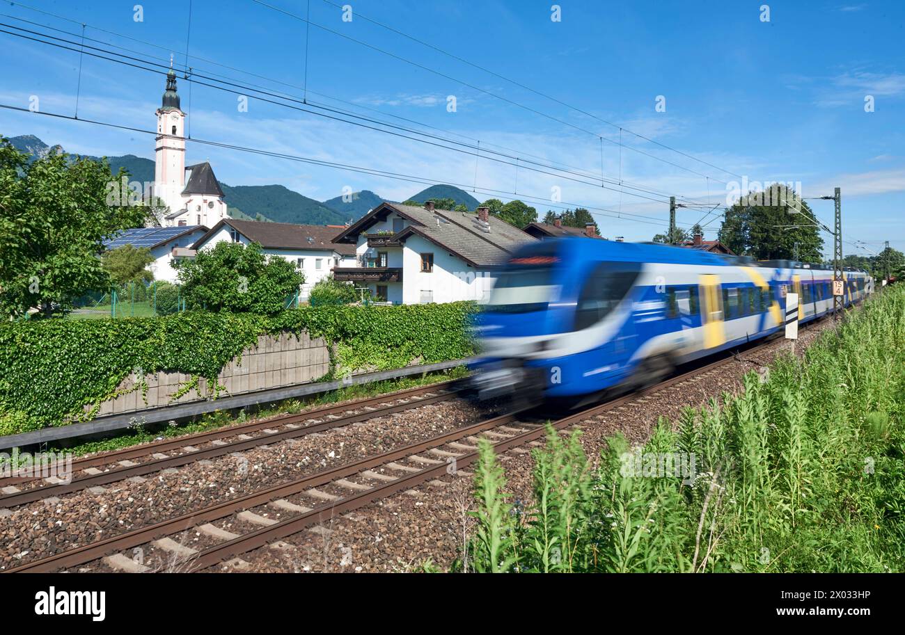 Brenner Basistunnel Bahnverkehr auf der Inntalstrecke. Ein Zug passiert die Häuser von Flintsbach. Flintsbach Bayern Deutschland *** Brenner Basistunnel Bahnverkehr auf der Inntalstrecke passiert Ein Zug die Häuser von Flintsbach Flintsbach Bayern Deutschland Copyright: Argumx/xThomasxEinberger Stockfoto