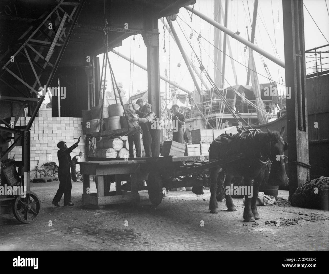 Am 6. September 1941 entlud das niederländische Schiff Edam eine große Ladung in einem britischen Heimathafen. Stockfoto