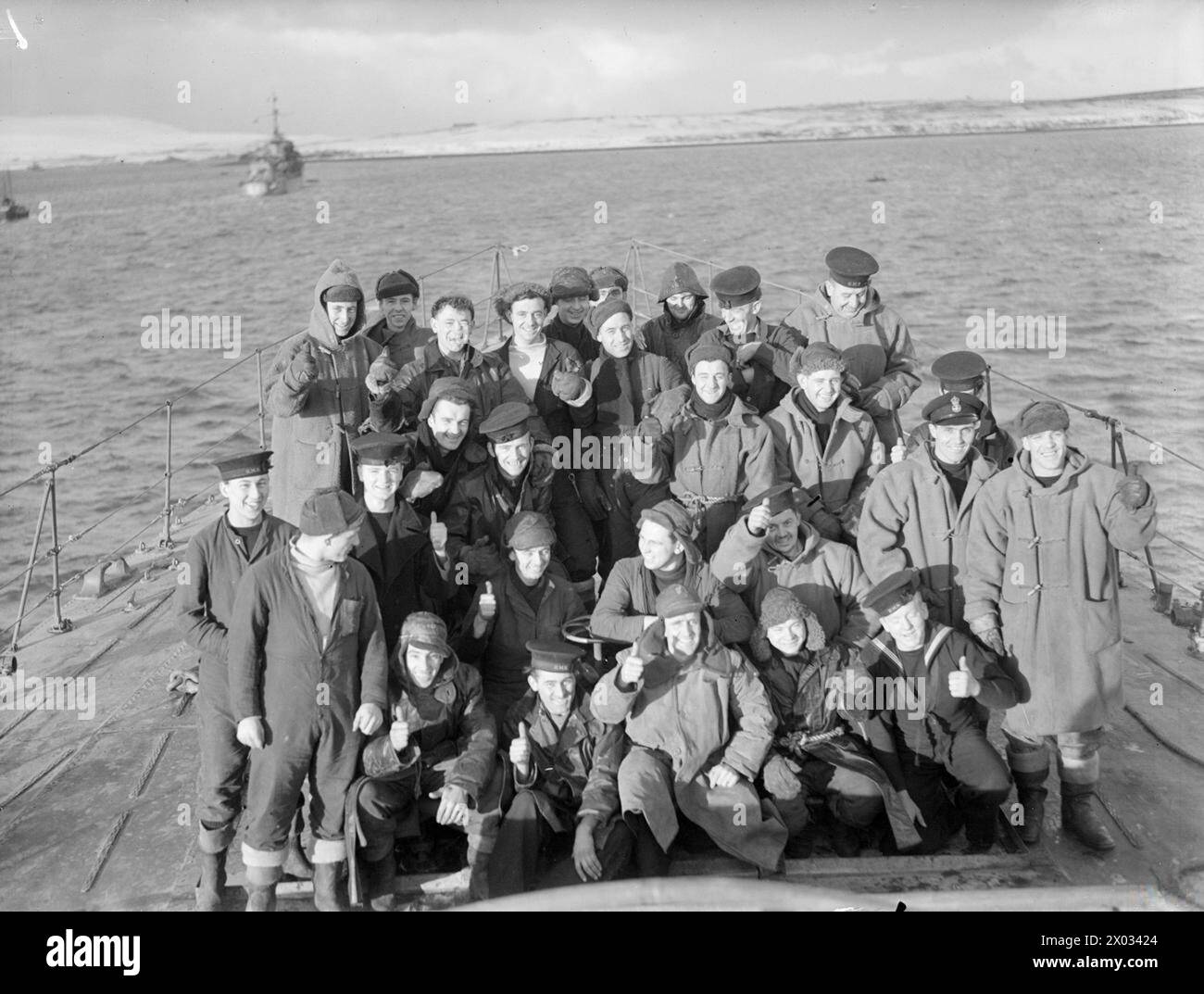 Im Januar 1944 kehrte die HMS Saumarez nach Scapa Flow zurück, nachdem sie mit Kanonen- und Torpedobesatzungen an Bord zum Untergang des deutschen Kampfkreuzers Scharnhorst beigetragen hatte. Stockfoto Im Januar 1944 kehrte die HMS Saumarez nach Scapa Flow zurück, nachdem sie mit Kanonen- und Torpedobesatzungen an Bord zum Untergang des deutschen Kampfkreuzers Scharnhorst beigetragen hatte. Stockfoto
