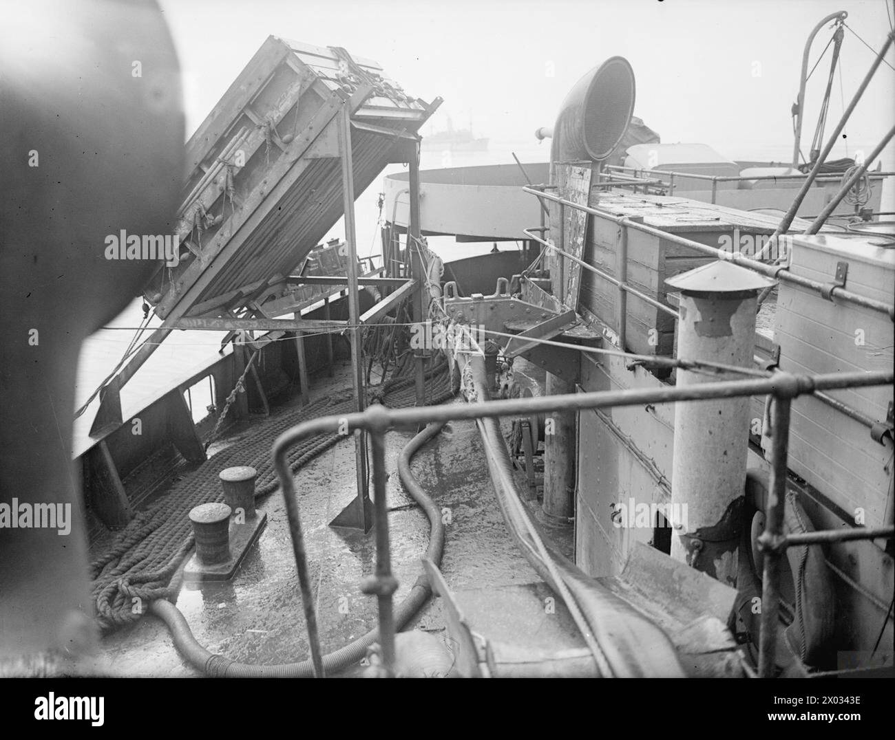Am 3. August 1943 beförderte der US Oiler Gulfcrest Deckfracht in Greenock und zeigte die Anordnung der Kraftstoffleitung an Bord des Schiffes. Stockfoto