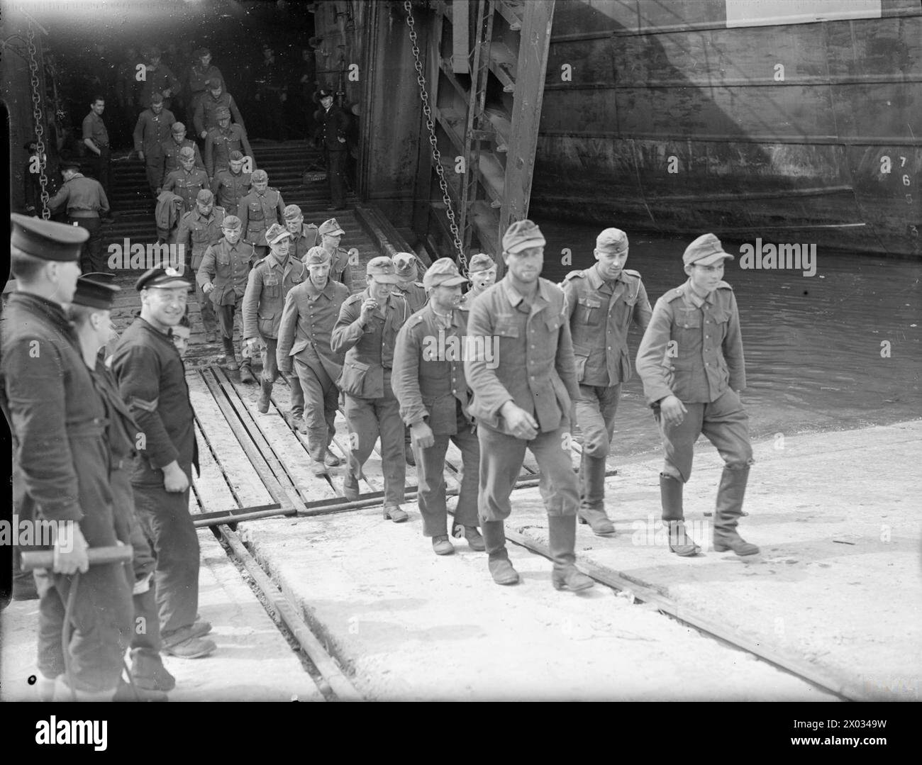 Während der Operation Overlord im Juni 1944 beaufsichtigte die Royal Navy deutsche Kriegsgefangene aus der Normandie, die von einem LST in Southampton Docks ausstiegen. Stockfoto