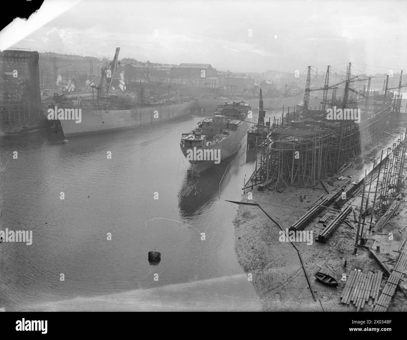 Im August 1941 wurden mehrere Werften entlang eines Flusses mit dem Bau von Trampfrachtschiffen in verschiedenen Phasen des Schiffbaus beauftragt. Stockfoto