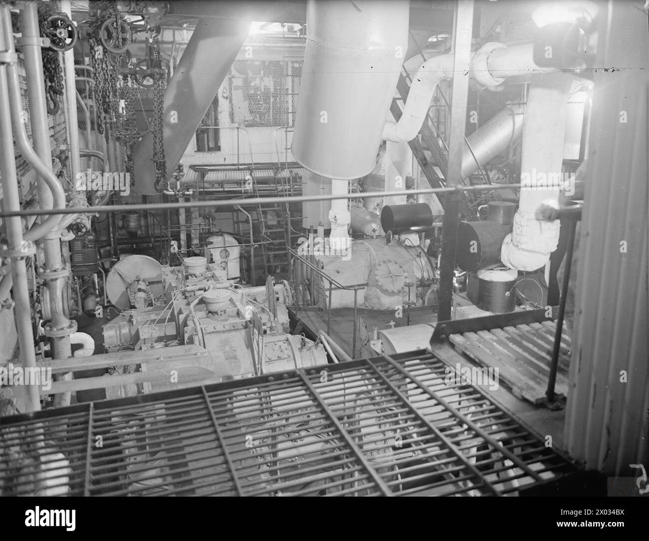 Am 11. November 1943 war der Maschinenraum des SS Empire Chieftain in Birkenhead mit Turbinen und Getrieben auf der Steuerbordseite des Frachtschiffes ausgestattet. Stockfoto