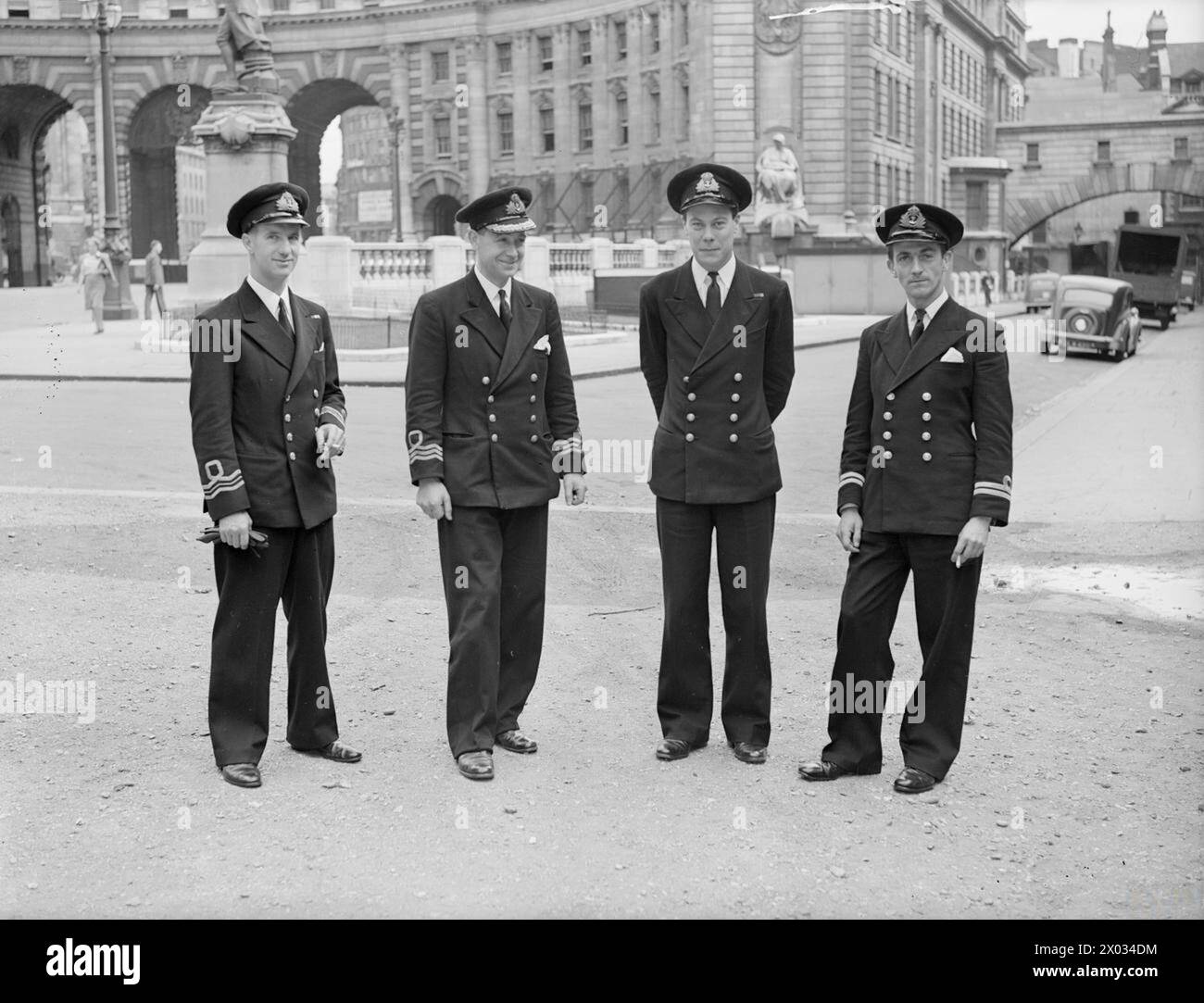 Die Royal Navy Offiziere Lieut Cdr E. Ferris, Commander D.L. McEachran, Lieut F.N. Stephenson und Lieut L.J. Pearson wurden am 17. August 1944 in der Admiralität fotografiert. Stockfoto