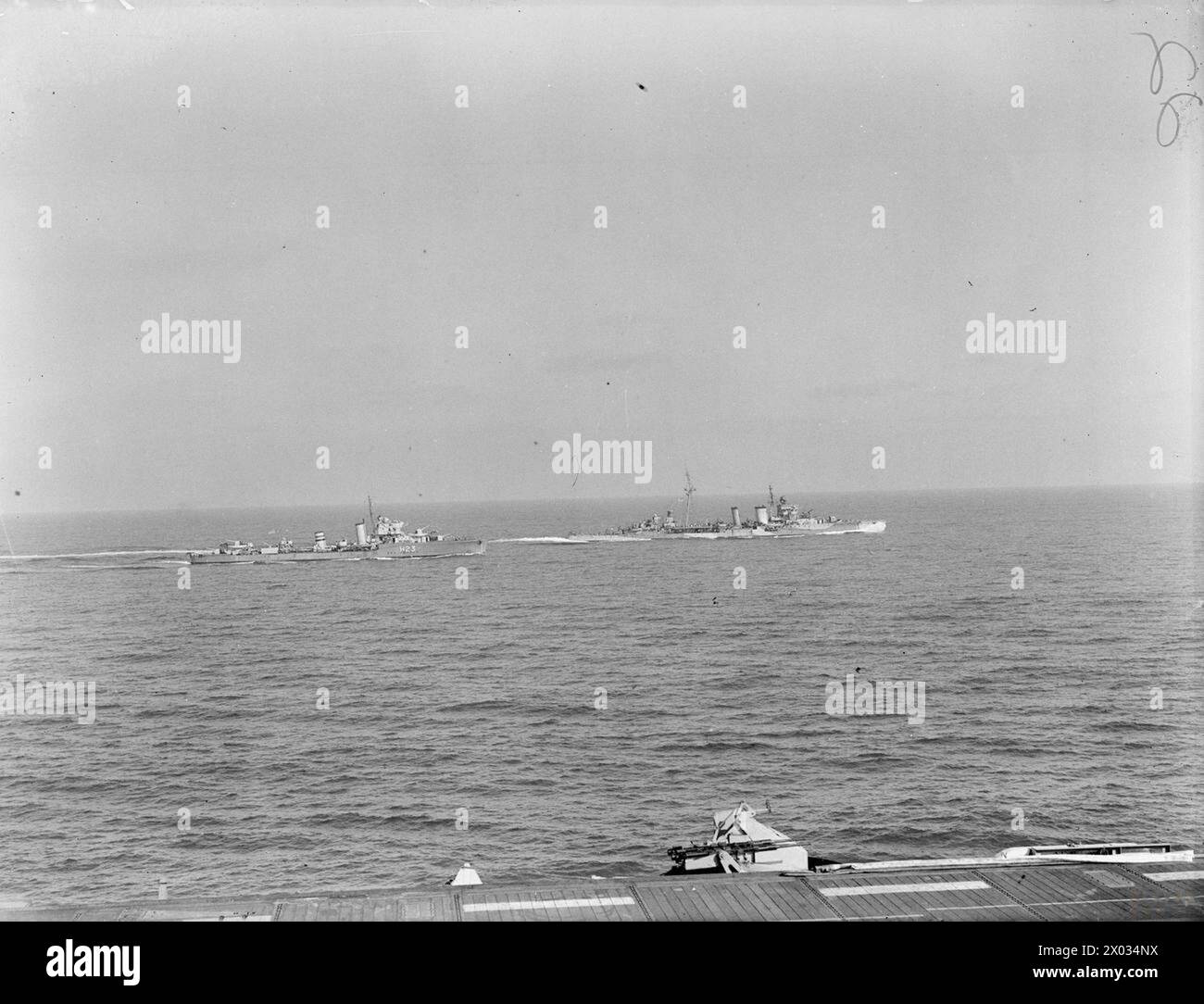 Am 7. August 1944 bereiten sich Schiffe der alliierten Streitkräfte, darunter die HMS Verfolger und die HMS Caledon, auf die Landung in Südfrankreich vor, wobei der griechische Zerstörer Navarino sichtbar ist. Stockfoto Am 7. August 1944 bereiten sich Schiffe der alliierten Streitkräfte, darunter die HMS Verfolger und die HMS Caledon, auf die Landung in Südfrankreich vor, wobei der griechische Zerstörer Navarino sichtbar ist. Stockfoto