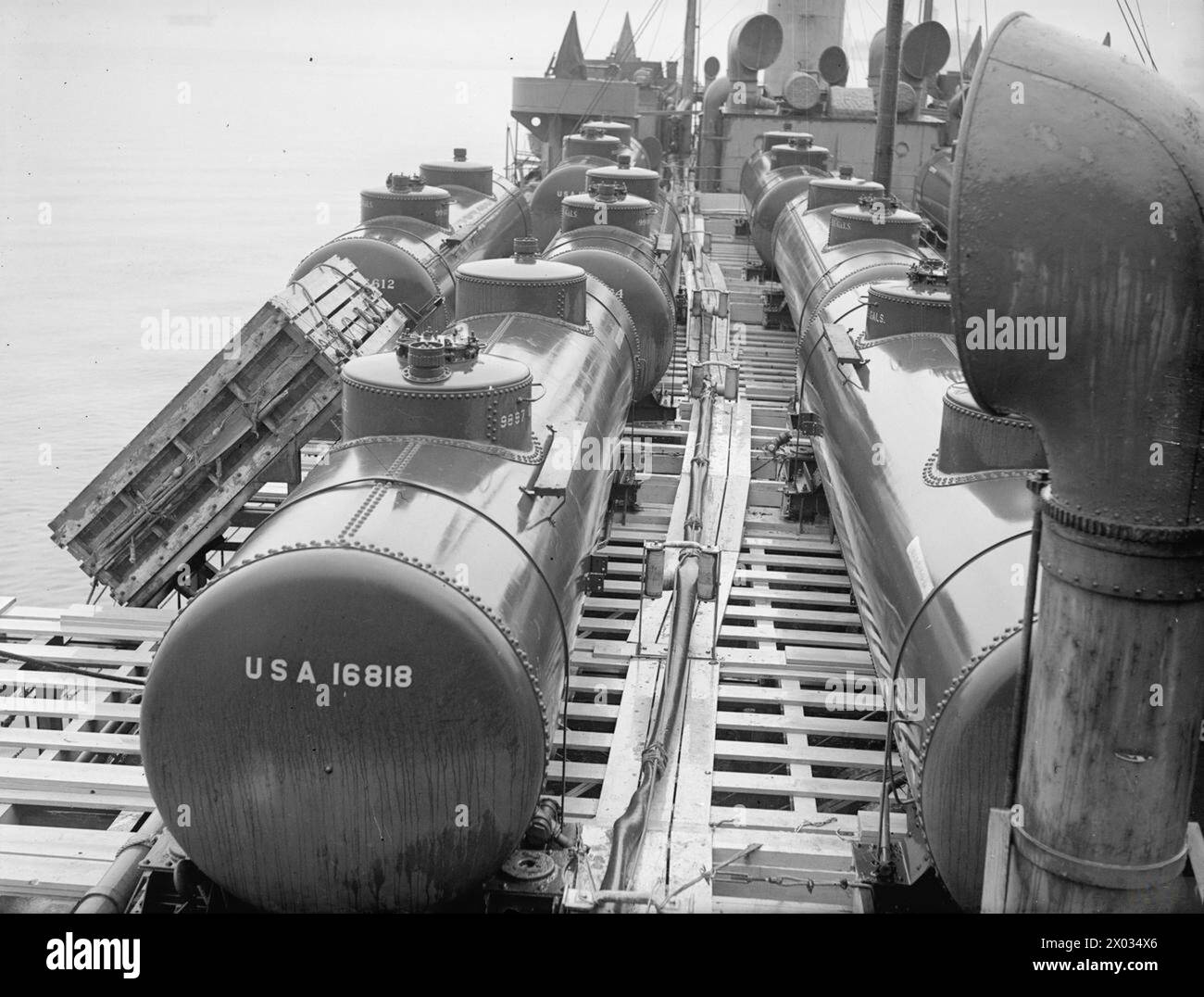 Am 3. August 1943 beförderte der US Oiler Gulfcrest in Greenock als Teil seiner operativen Aufgaben Deck-Fracht, einschließlich einer Kraftstoffleitung. Stockfoto