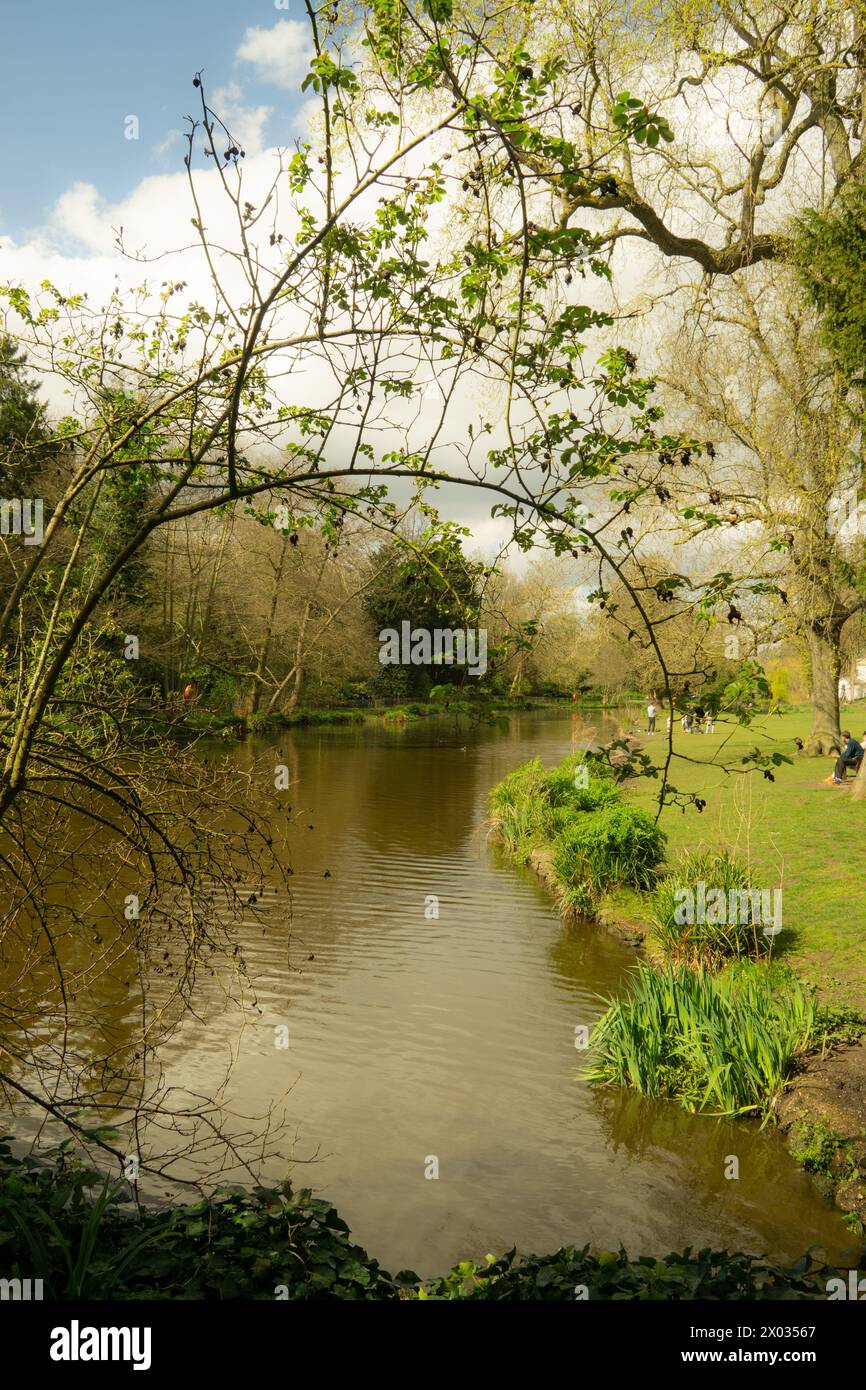 Blick auf den Kanal in Chiswick House und Gärten an einem Frühlingstag Stockfoto