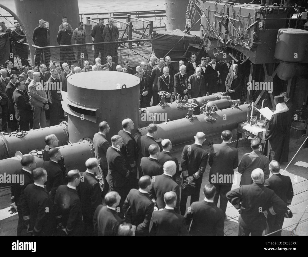 Am 3. Juni 1942 wurde der griechische Zerstörer Pindos bei Swan Hunters in Wallsend auf Tyne in Dienst gestellt, mit Marinemerialien und religiösen Zeremonien an Bord. Stockfoto Am 3. Juni 1942 wurde der griechische Zerstörer Pindos bei Swan Hunters in Wallsend auf Tyne in Dienst gestellt, mit Marinemerialien und religiösen Zeremonien an Bord. Stockfoto