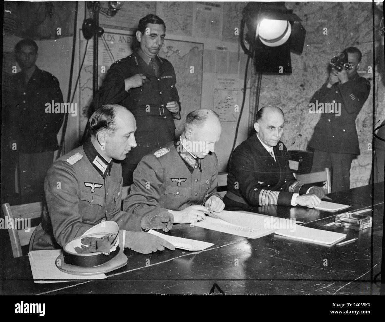 NAZI-PERSÖNLICHKEITEN – Generaloberst Alfred Jodl (1890–1946): Jodl unterzeichnet das Kapitulationsinstrument bei Rheims Jodl, Alfred Josef Ferdinand Stockfoto
