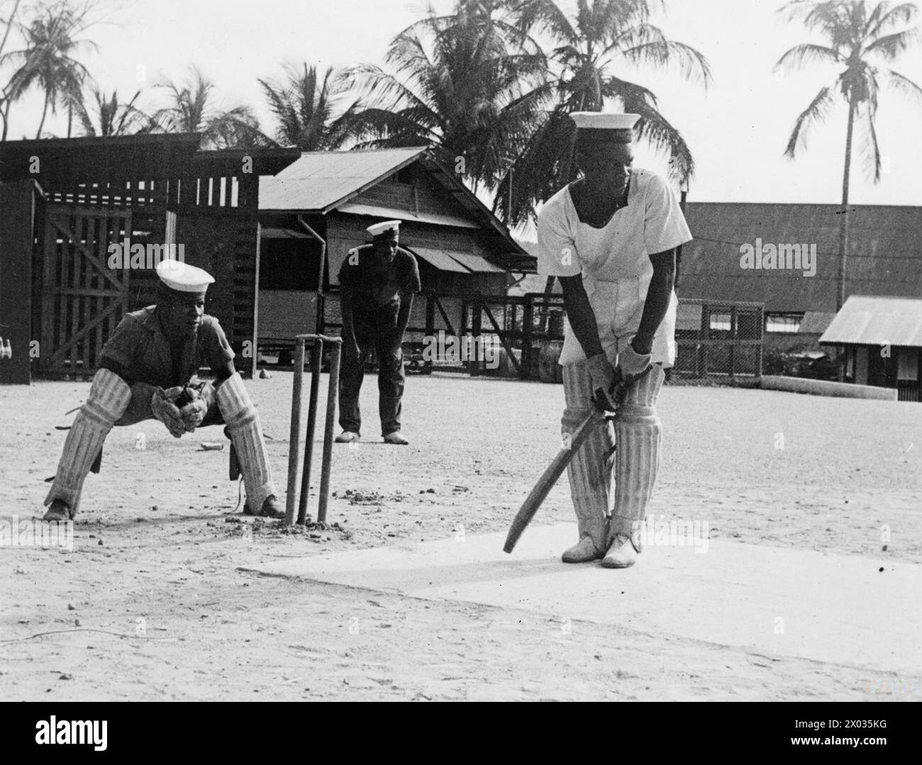 Im September 1944 führten Mitglieder der Trinidad Royal Naval Volunteer Reserve Cricket-Übungen in ihrer Trainingseinrichtung in Staubles Bay durch, um das körperliche Training und die Freizeitaktivitäten innerhalb der Royal Navy zu unterstützen. Stockfoto