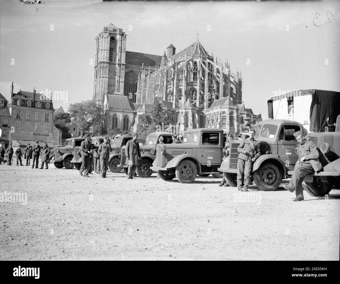 DIE BRITISCHE ARMEE IN FRANKREICH 1939-40 – Motor Transport stellte sich unter der Kathedrale von Le Mans an, bevor sie am 27. September 1939 zum GHQ in Arras überging Stockfoto