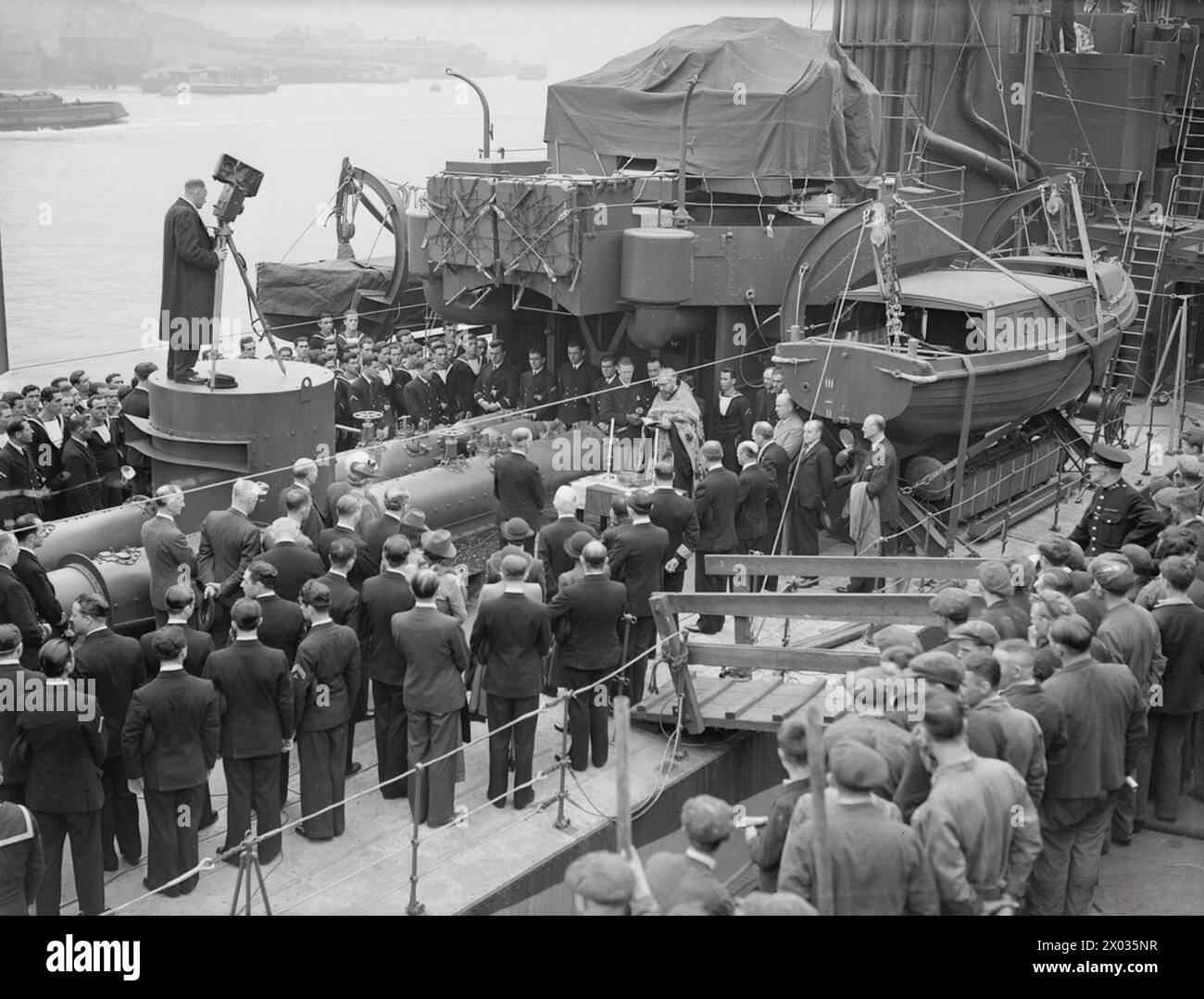 Die HMS Adrias, ein griechischer Zerstörer, wird am 20. Juli 1942 in Wallsend-on-Tyne während einer religiösen Zeremonie in Dienst gestellt, die den Eintritt in den Dienst der Royal Navy markiert. Stockfoto Die HMS Adrias, ein griechischer Zerstörer, wird am 20. Juli 1942 in Wallsend-on-Tyne während einer religiösen Zeremonie in Dienst gestellt, die den Eintritt in den Dienst der Royal Navy markiert. Stockfoto