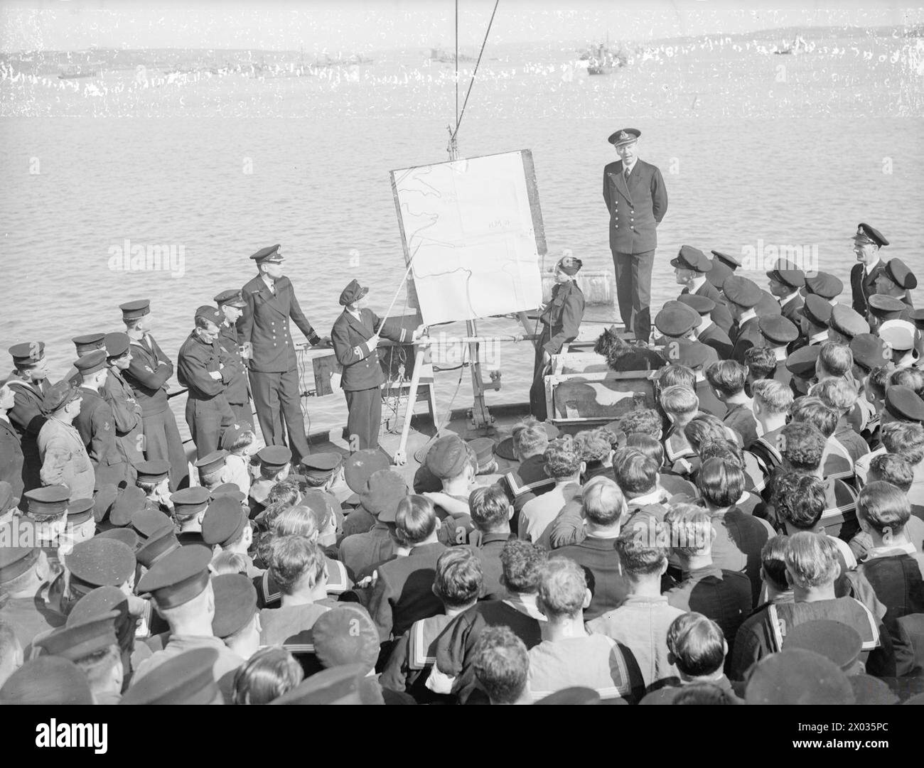 BRITISCHER KREUZER BRINGT BLOCKADE RUNNER'S END. 13. APRIL 1943, MILFORD HAVEN, LEBENSWICHTIGER ROHSTOFF, „GENUG, UM DREI DEUTSCHE PANZERDIVISIONEN FÜR EIN JAHR AUSZUSTATTEN“, WURDE HITLER AM 10. APRIL VOR CAPE FINISTERRE VON DER ROYAL NAVY VERWEIGERT, ALS DER KREUZER HMS ADVENTURE (CAPTAIN R G BOWES LYON, MVO, RN) JAGTE UND FING DEN BEWAFFNETEN DEUTSCHEN BLOCKADELÄUFER SILVAPLANA AB, DER VON FERNOST MIT EINER LADUNG GUMMI UND TIN NACH INNEN FUHR. OBWOHL DIE DEUTSCHEN GUT BEWAFFNET WAREN, NUTZTEN SIE IHRE GESCHÜTZE NICHT, ALS SIE BEFAHLEN, IHR SCHIFF ANZUHALTEN UND VERSENKTEN SIE NUR 200 MEILEN VON CAPE FINESTERRE ENTFERNT. - CAPTAIN R G B. Stockfoto