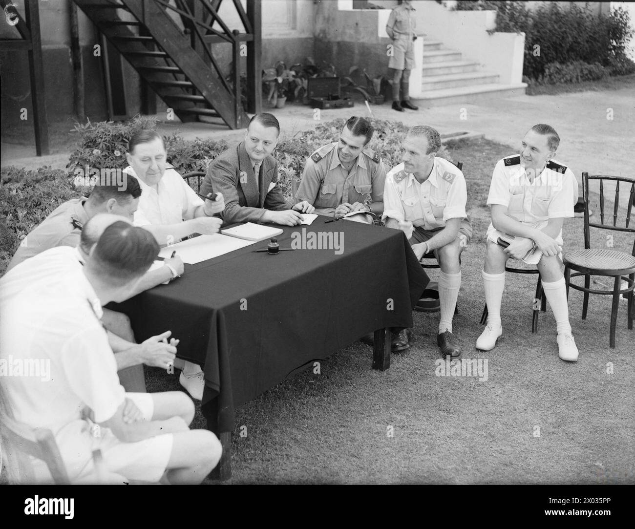 MITTELMEER C IN C TRIFFT AUF MARINEKORRESPONDENTEN. 31. AUGUST 1942, NAVY HOUSE, LAURENS, ALEXANDRIA. ADMIRAL SIR HENRY HARWOOD, KOMMANDANT DER MITTELMEER-FLOTTE, HIELT EINE PRESSEKONFERENZ MIT MARINEKORRESPONDENTEN DER ÖSTLICHEN MITTELMEER-FLOTTE AB. - Von links nach rechts: Lieut Cdr C S Rowe, RNVR, Fleet Press Liaison Officer; Commander A D S Grant, RN, Staff Officer Naval Publicity; Edwin Tetlow, Daily Mail; Admiral Sir Henry Harwood, C in C Mediterranean; Larry Allen, Associated Press of America; George J Palmer Jnr, United Press of America; John Nixon, Reuters Ltd. und Zeitungskameramann Stockfoto