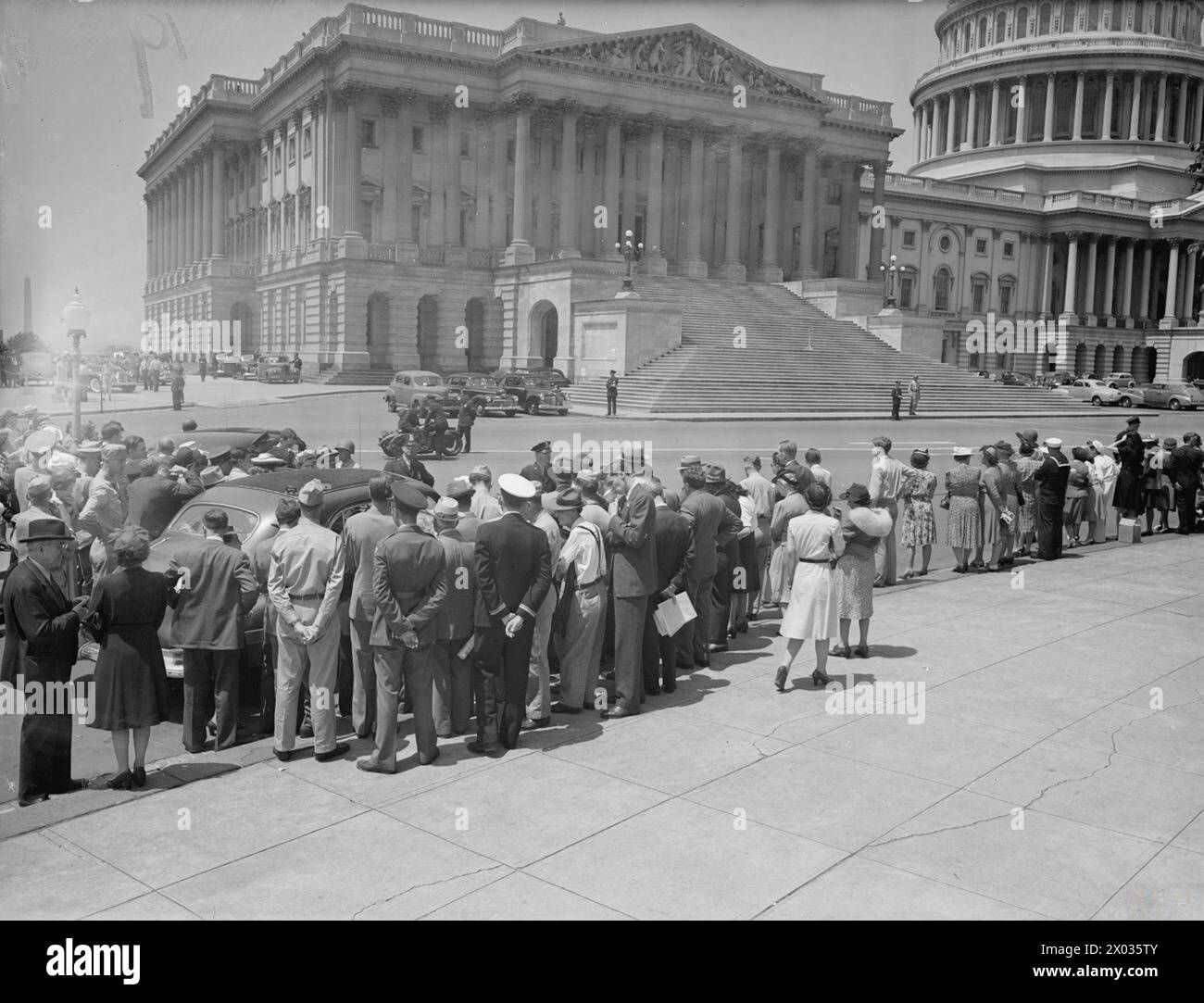 Am 19. Mai 1943 hielt Premierminister Winston Churchill eine 55-minütige Rede vor dem US-Kongress in Washington, in der er sich zuvor mit Menschenmassen außerhalb des Senats beschäftigte. Stockfoto