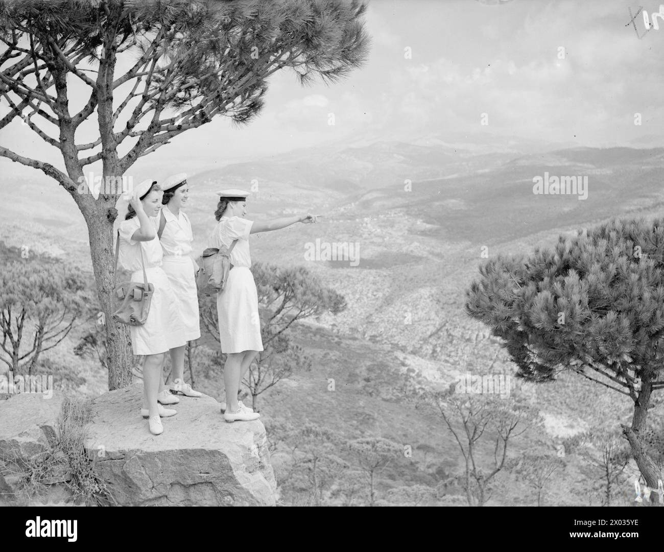 Wrens, die im Oktober 1943 im Libanon stationiert waren, werden nach fast zwei Jahren Dienst in der Levante fotografiert, wie sie durch die Berge in der Nähe von Beirut wandern. Viele dienen als Wächter, oft im Nachtdienst. Stockfoto