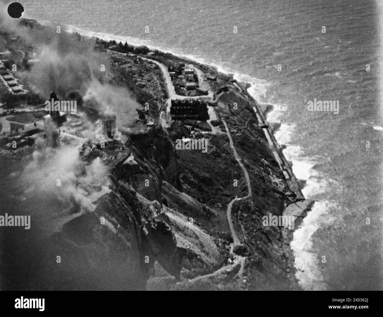 Hawker Typhoon Mark IB MN494 'PR-N' der No. 609 Squadron RAF, geflogen von Durchsuchungsoffizier J D Buchanan, attackierte 1943-1945 die Radaranlagen Freya und Würzburg Riese am Cap de la Heve, Le Havre, Frankreich, mit Raketen und Kanonen. Stockfoto