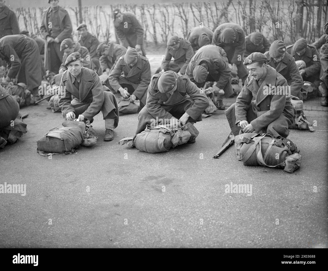 Die Royal Marines, die an der Salerno-Operation teilgenommen haben, befinden sich am 5. Januar 1943 im Royal Marine Depot in Deal, Kent, wo sie vor dem Frühstück Becher aus ihren Haversacks entfernen. Stockfoto