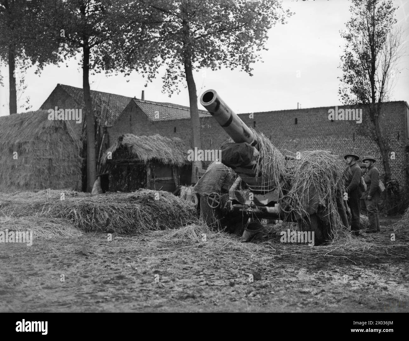 Eine 8-Zoll-Haubitze des 1st Heavy Regiment, Royal Artillery, ist getarnt in der Nähe von Laquielle während des „Phoney“-Krieges von Oktober 1939 bis Mai 1940, Teil der BEF-Operationen in Frankreich. Stockfoto