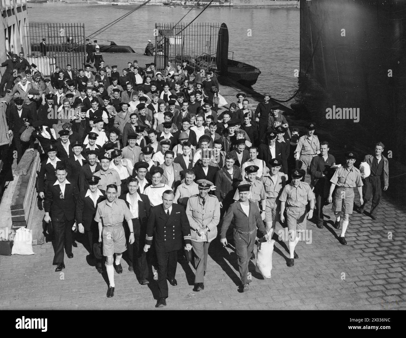 Im November 1942 wurden Überlebende der HMS Break gerettet, nachdem das Schiff nach einer Kollision mit der Boom Defense im Hafen von Algier während des nordafrikanischen Einsatzes sank. Stockfoto