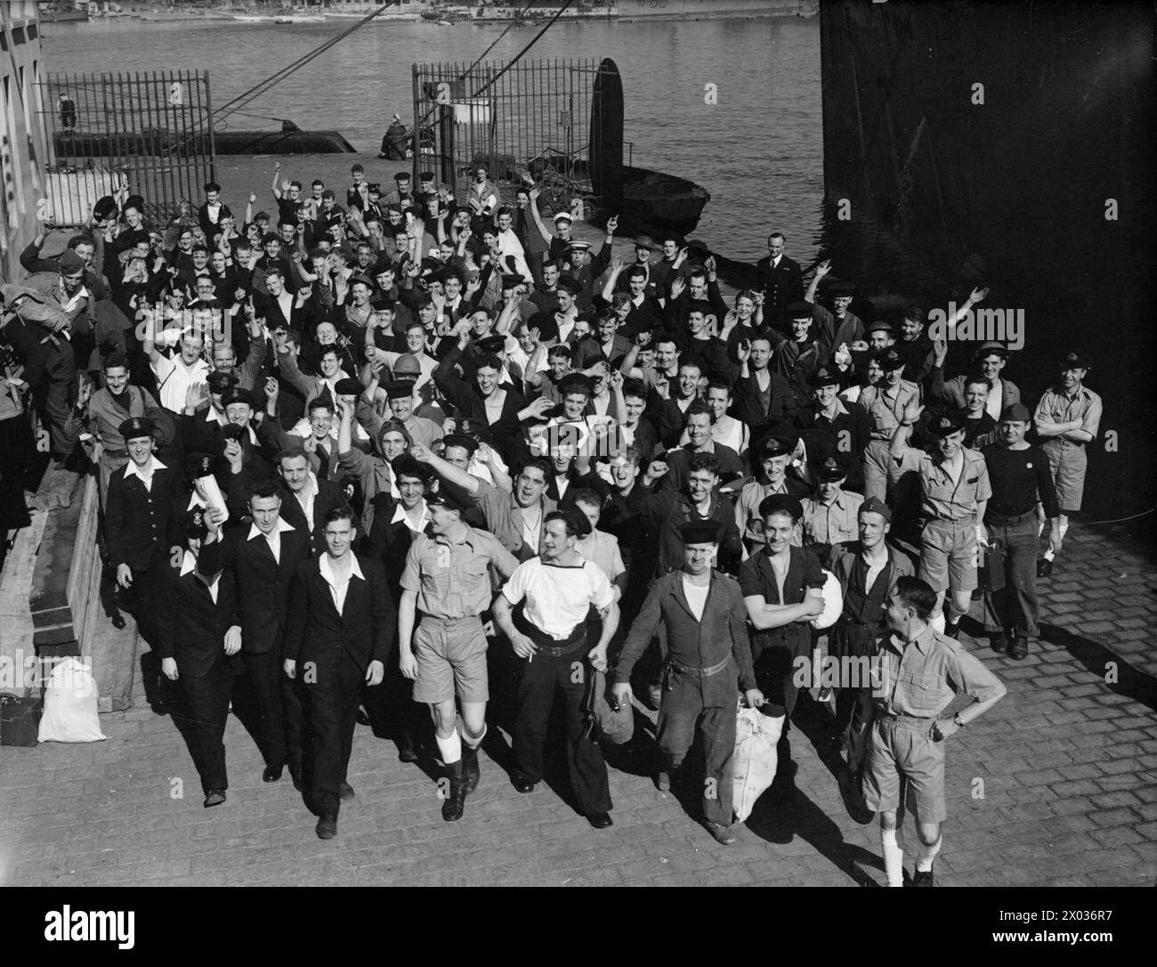 Überlebende der HMS Broken werden gerettet, nachdem das Schiff im Hafen von Algier während des nordafrikanischen Einsatzes im November 1942 nach einer Kollision mit der Boom Defense sank. Stockfoto