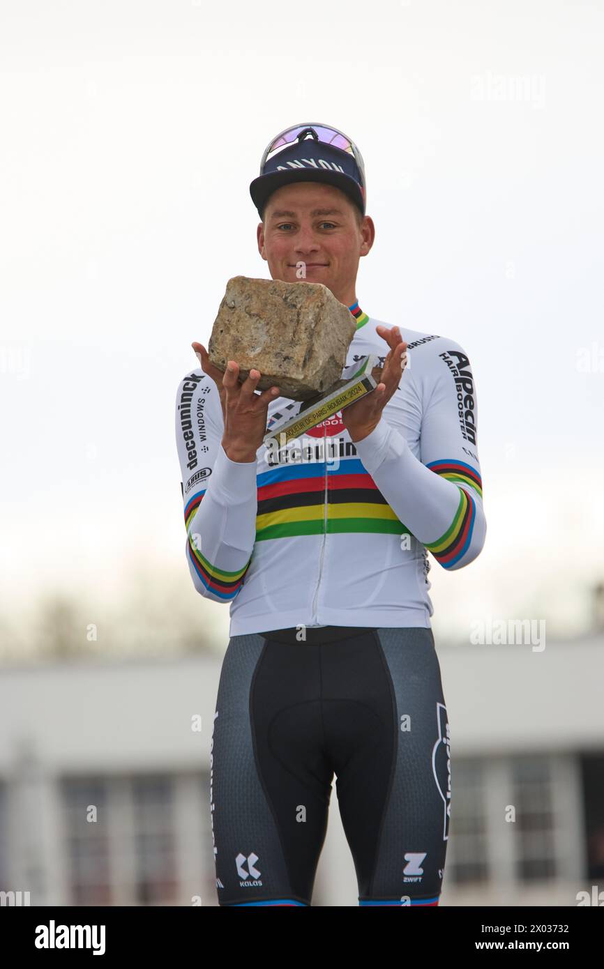 Paris Roubaix 2024 Mathieu van der Poel sichert sich mit 60 km Solo-Angriffsergebnis 1 den zweiten Sieg in Folge. Mathieu van der Poel (Alpecin-Deceuninck) Stockfoto