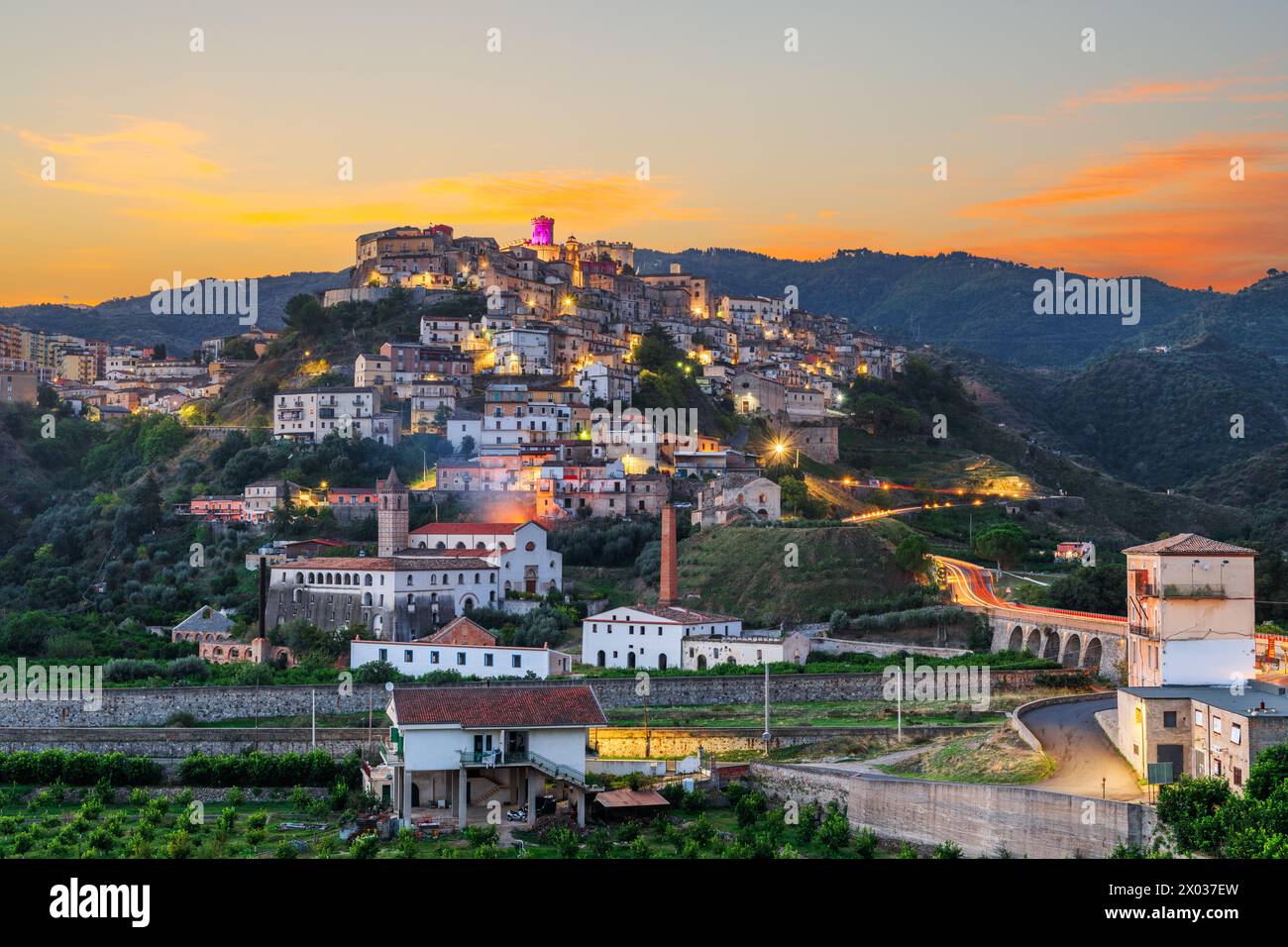 Corigliano Calabro, Italien zur goldenen Stunde auf einem Hügel. Stockfoto