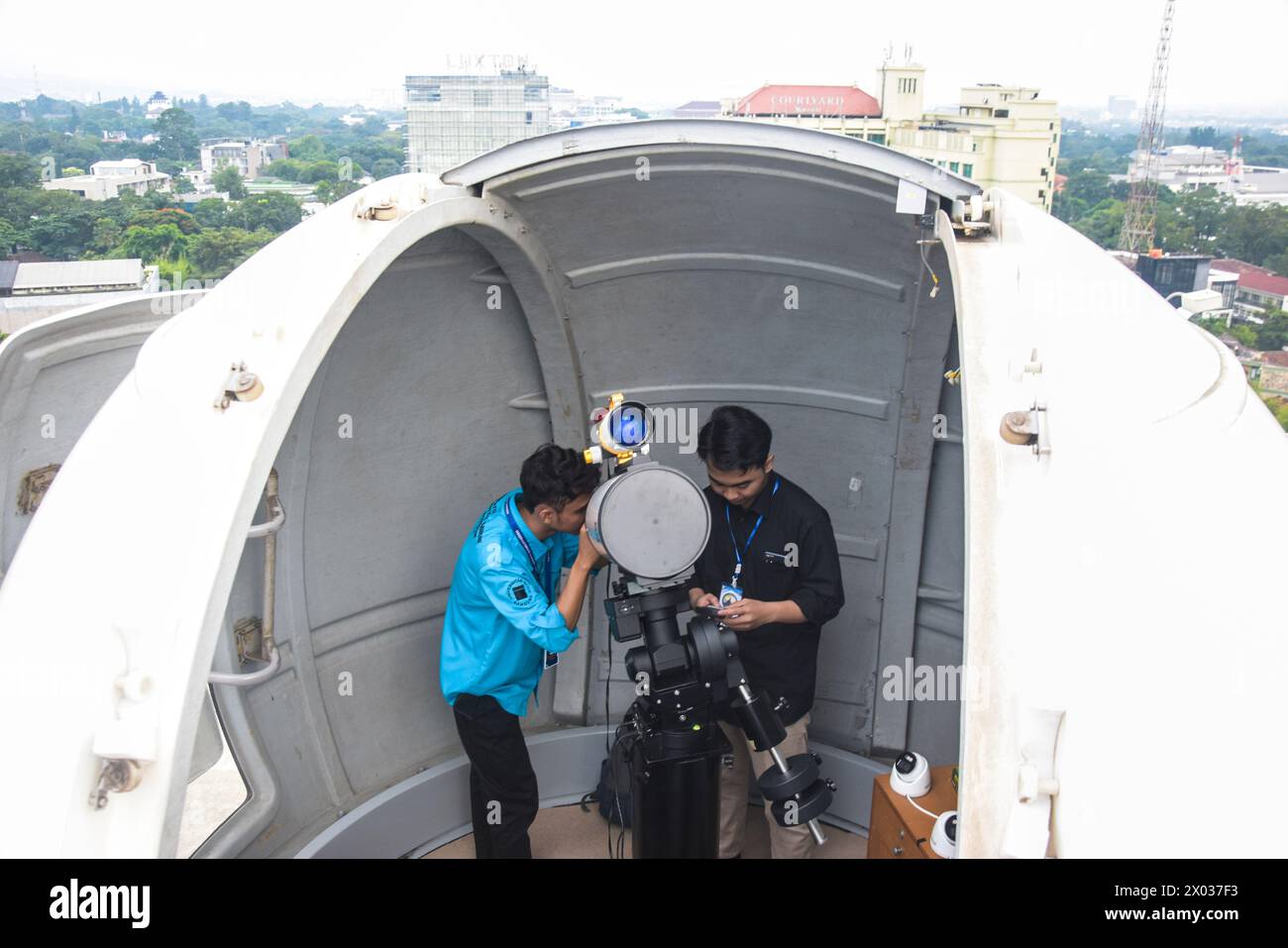 Am 9. April 2024 führen Mitarbeiter des Observatoriums Rukyatul hilal mit einem Mondsichel-Teleskop bei Sonnenuntergang, der das Ende des heiligen Monats Ramadan markiert, am Albiruni Unisba Observatory in Bandung, West-Java, Indonesien, durch. (Foto: Dimas Rachmatsyah/SIPA USA) Credit: SIPA USA/Alamy Live News Stockfoto