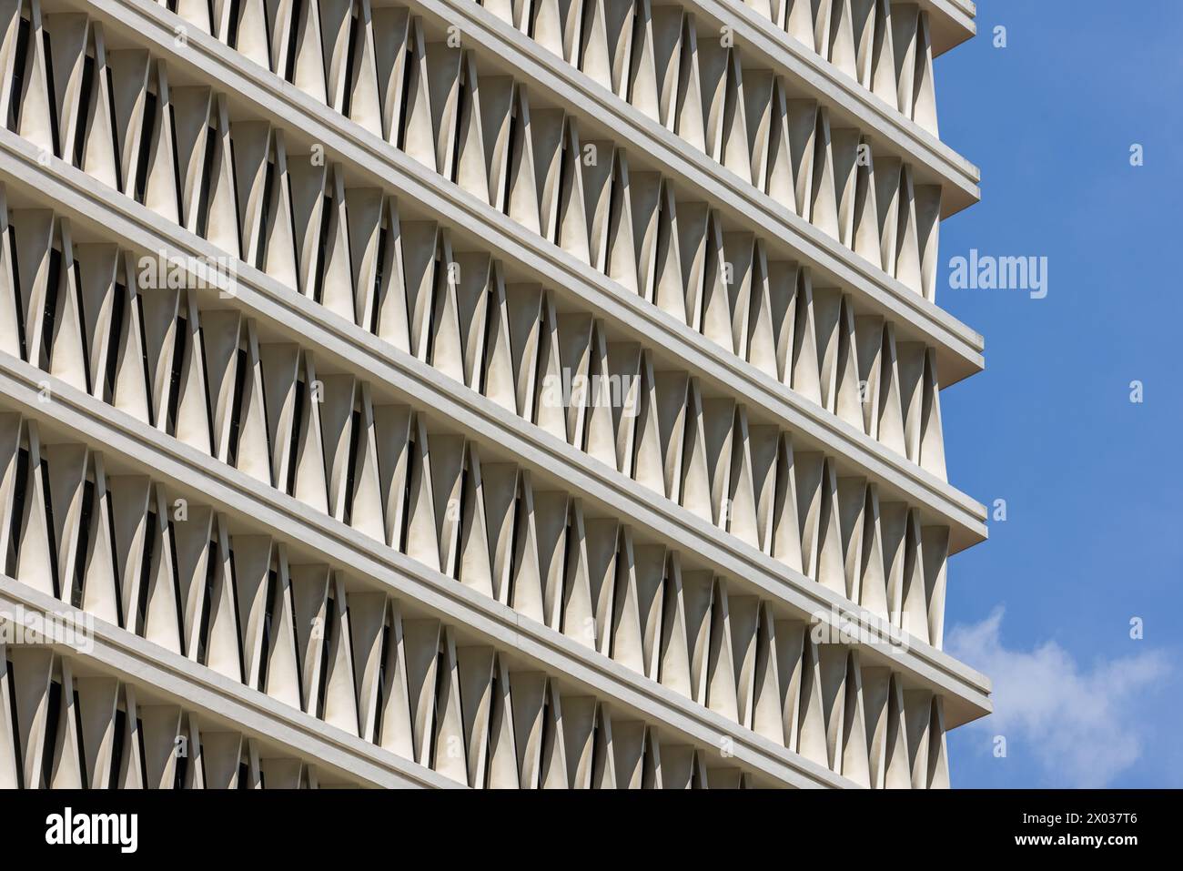 Ehemaliges Wing on Life Building, AXA-Gebäude an der 150 Cecil Street Singapur, entworfen von James Ferrie & Partners im modernistischen Architekturstil Stockfoto