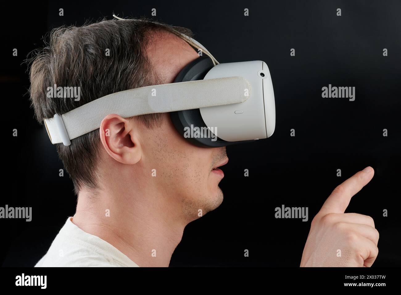 Person mit Virtual-Reality-Schutzbrille, Seitenansicht mit Gast Stockfoto